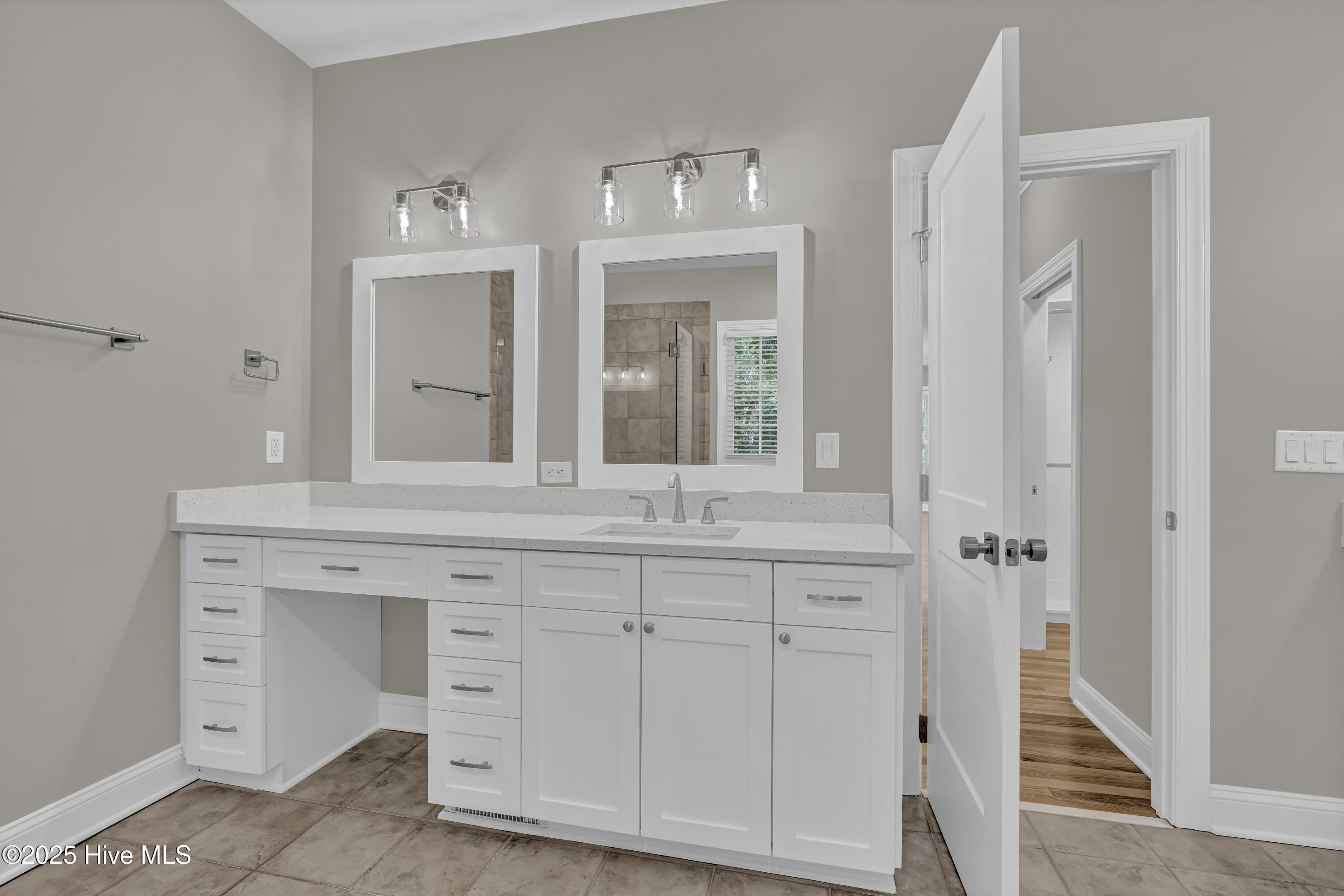 100565717 | Photo 34