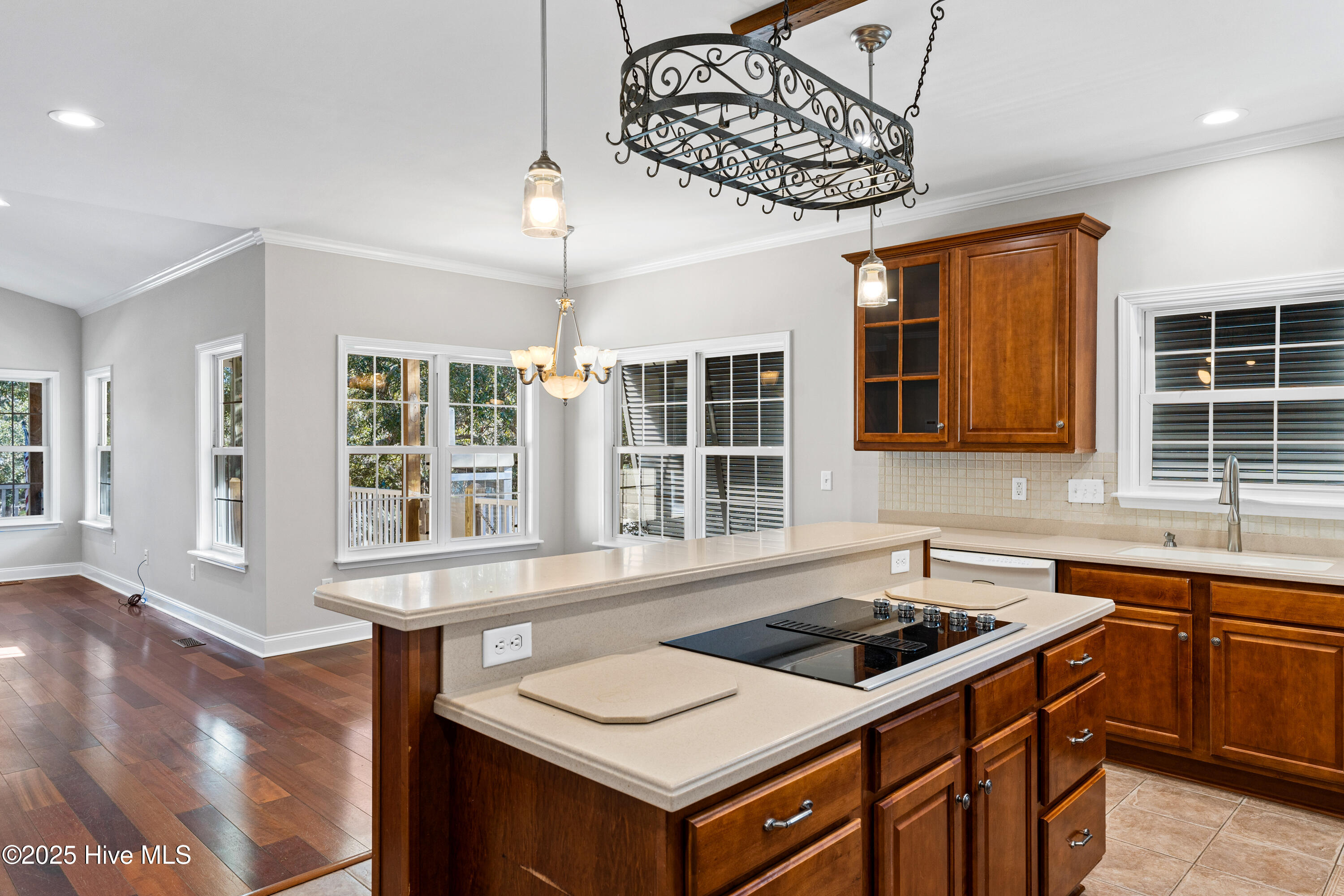 100482741 | Photo 10