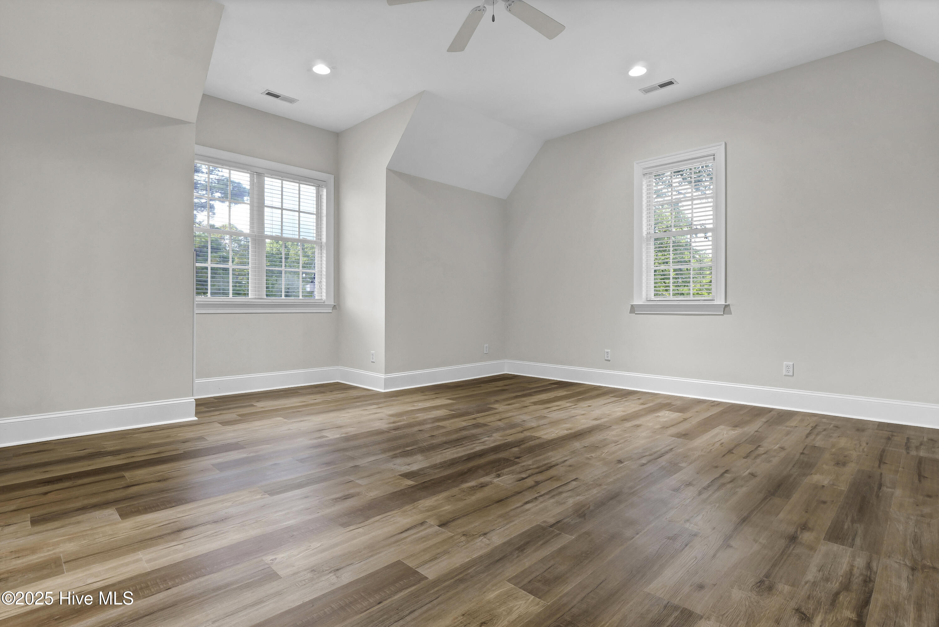 100518600 | Photo 44