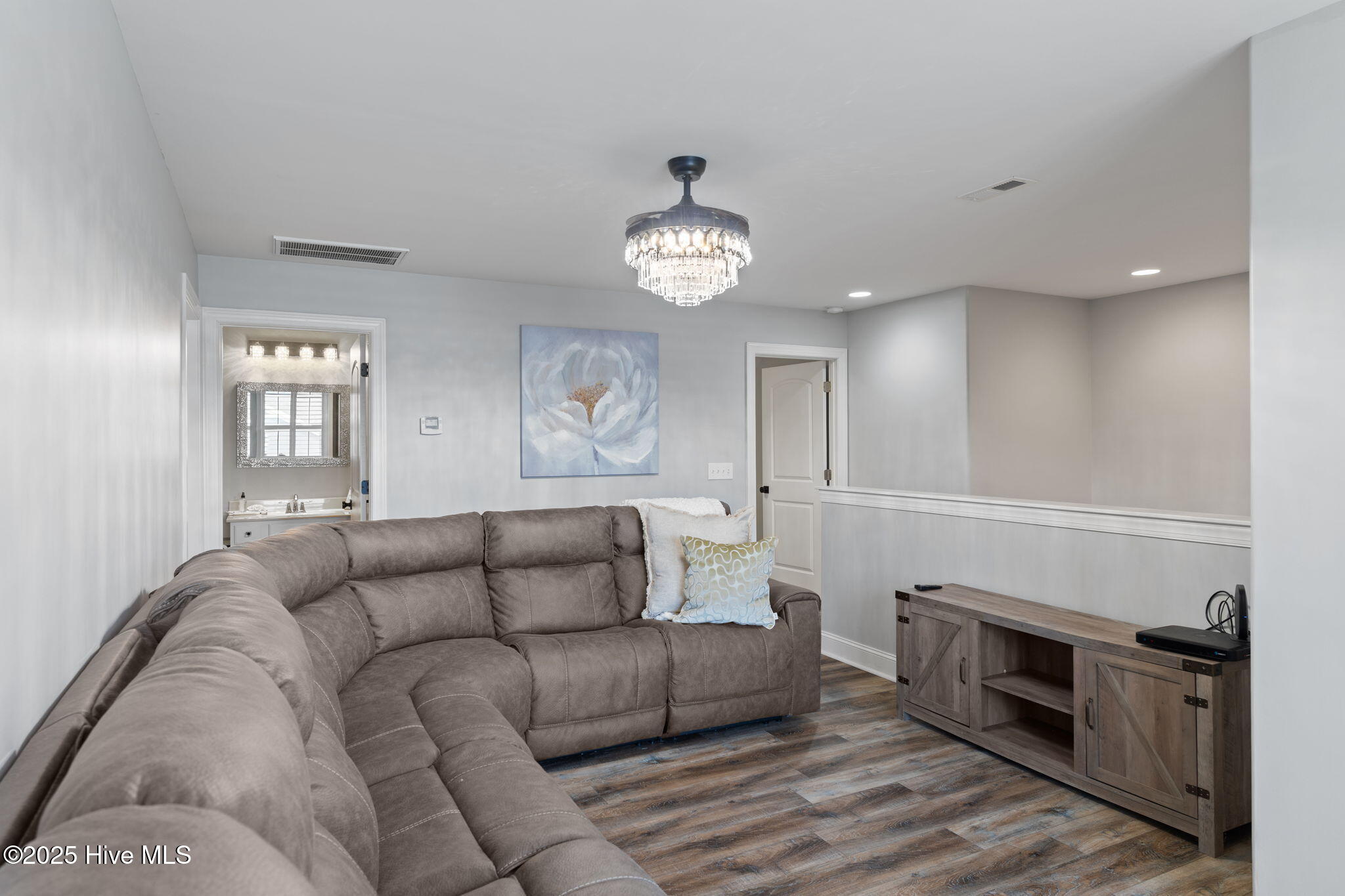 100534405 | Photo 35