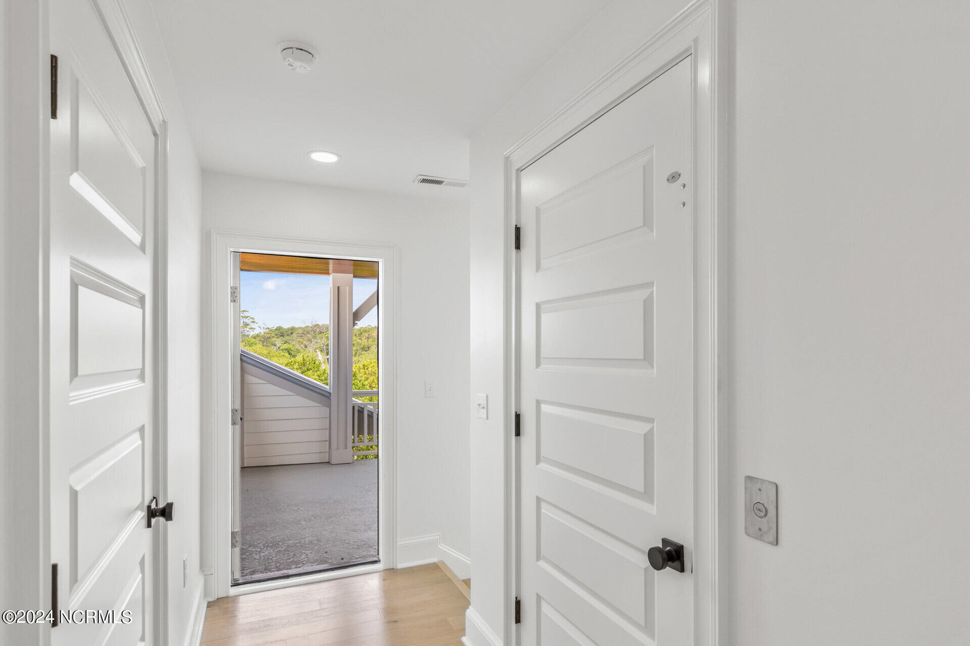 100548615 | Photo 57