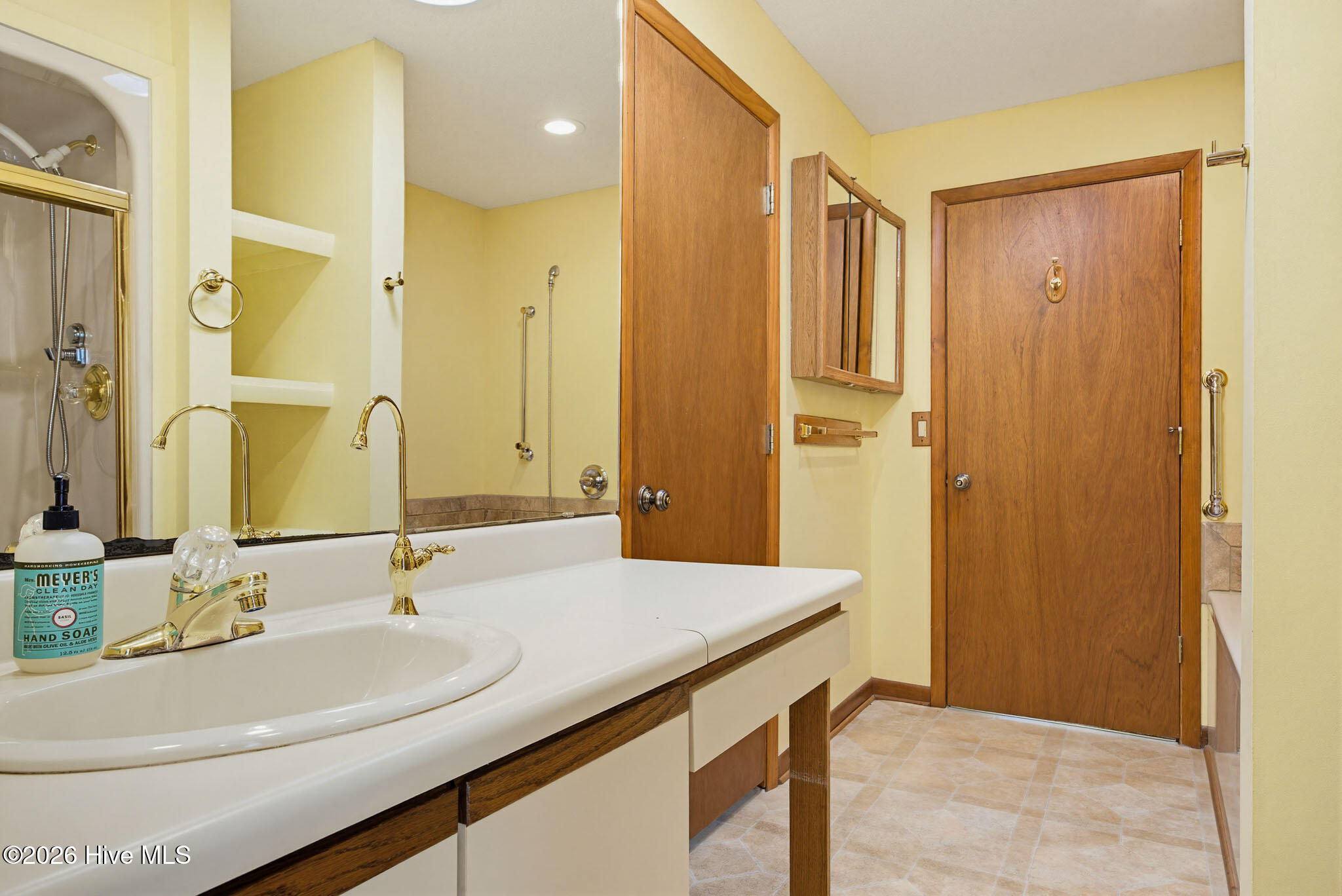 100568983 | Photo 43