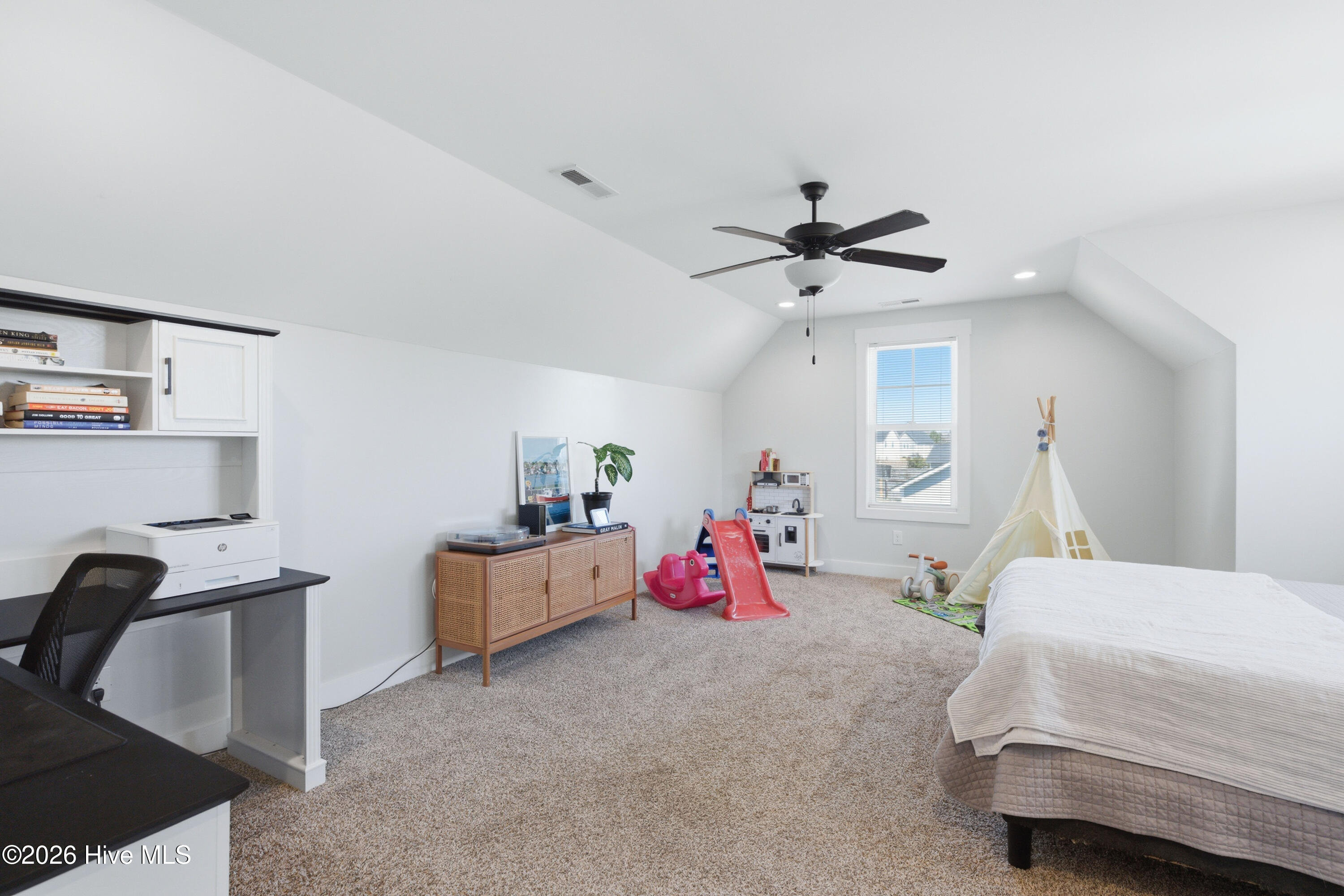 100562643 | Photo 29