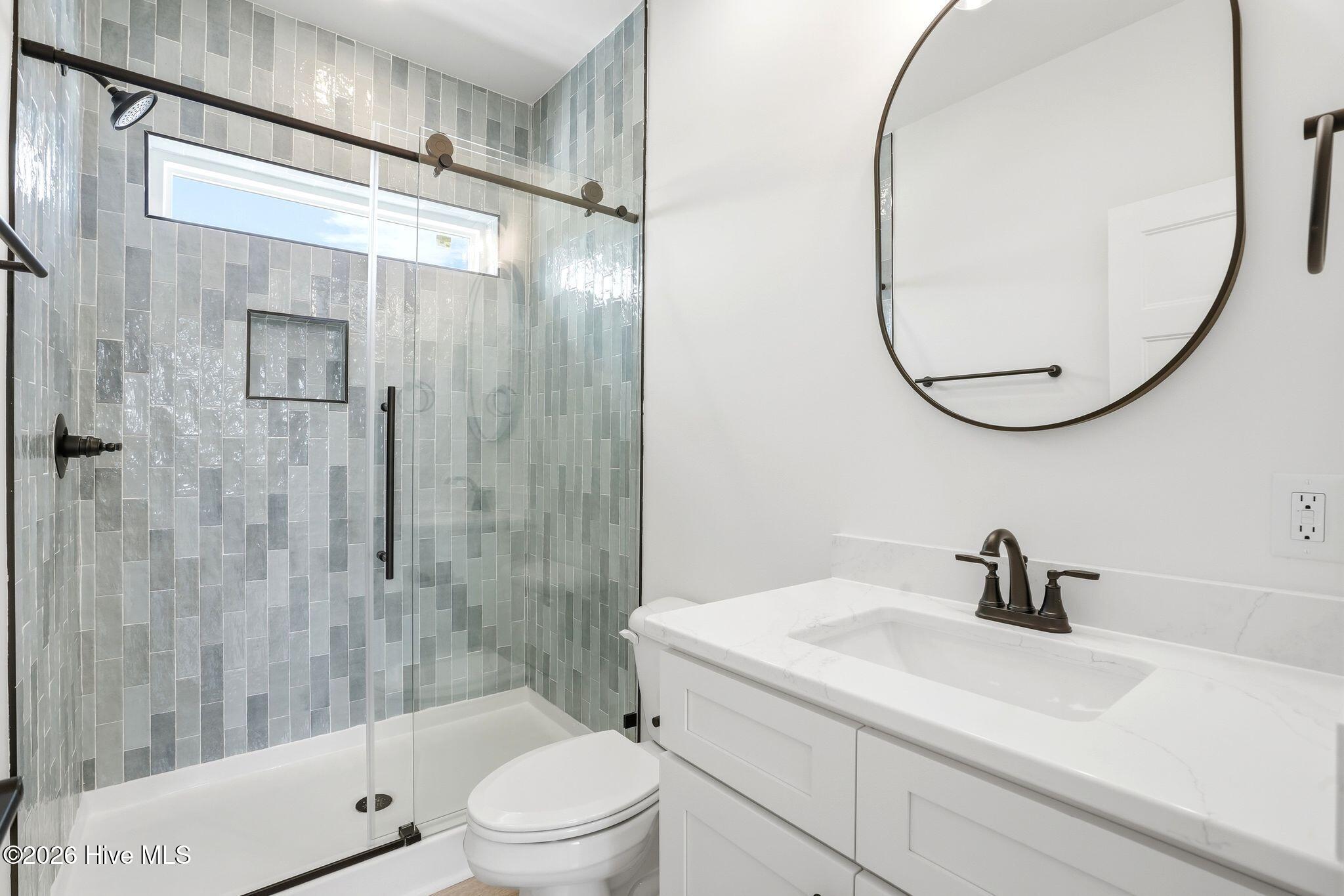 100561284 | Photo 23