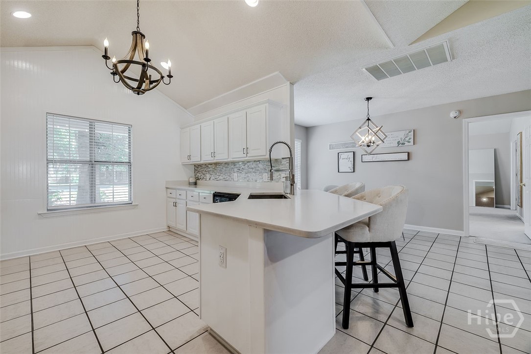 KITCHEN WITH BREAKFAST BAR