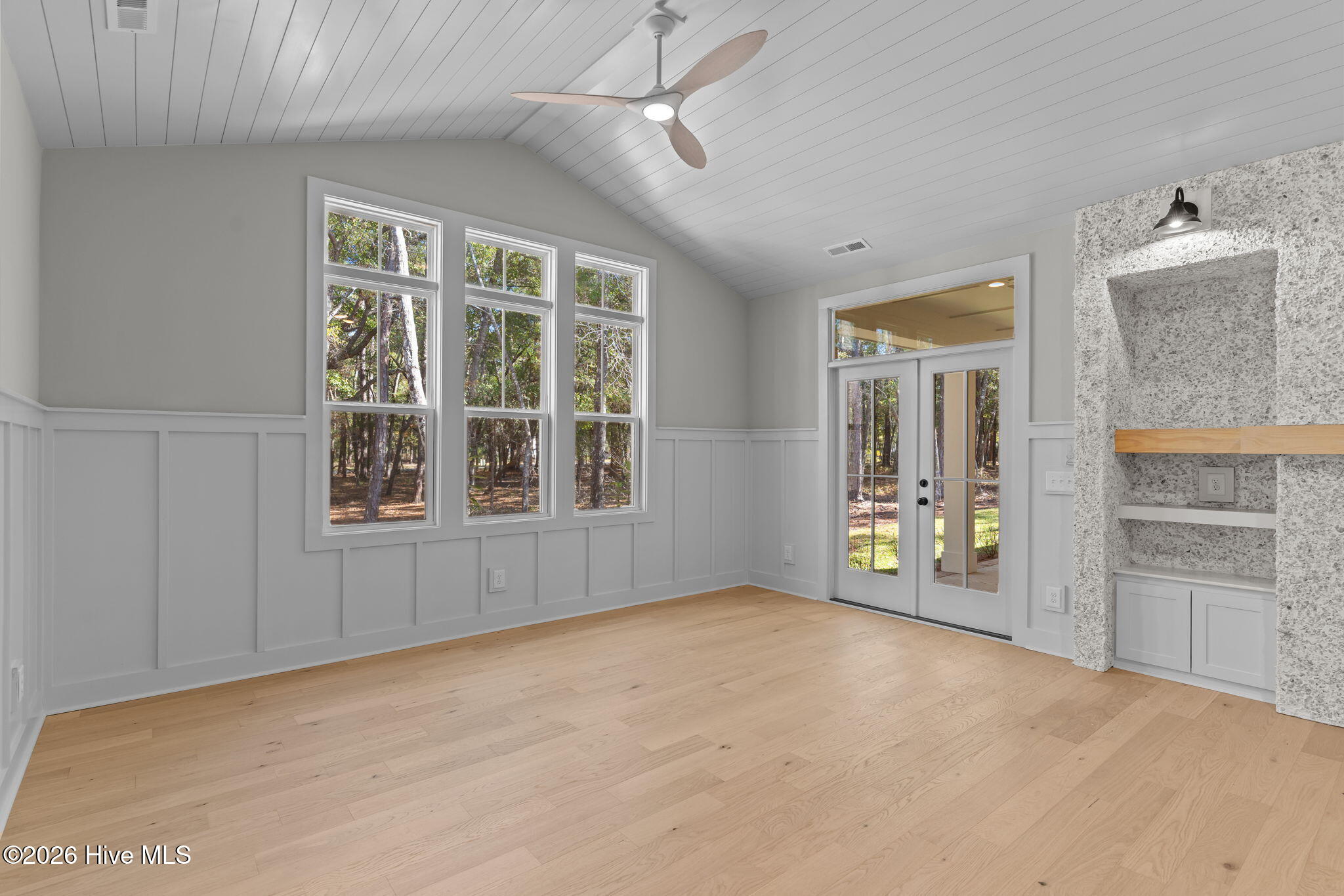 100548925 | Photo 16