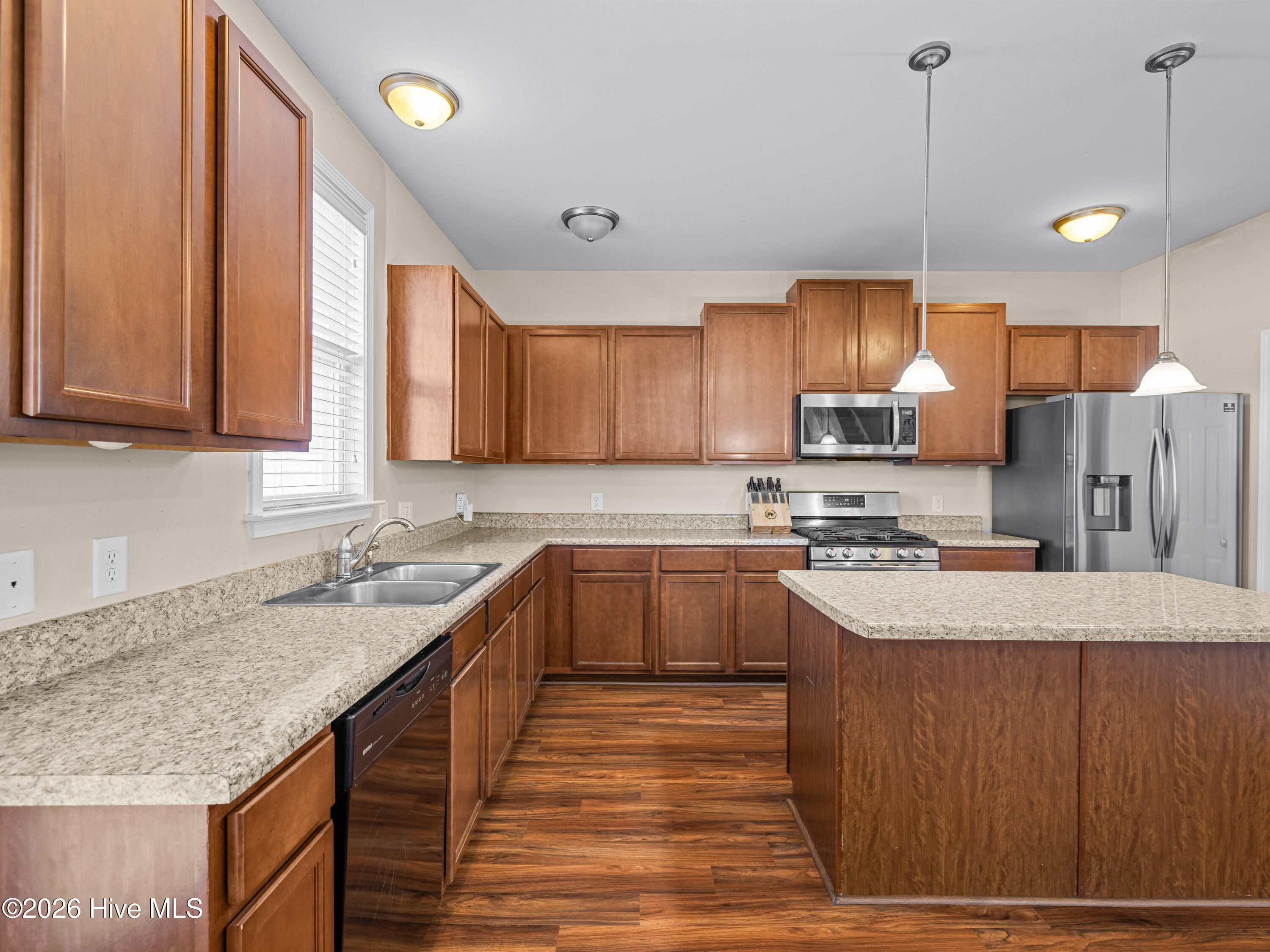 100553389 | Photo 25