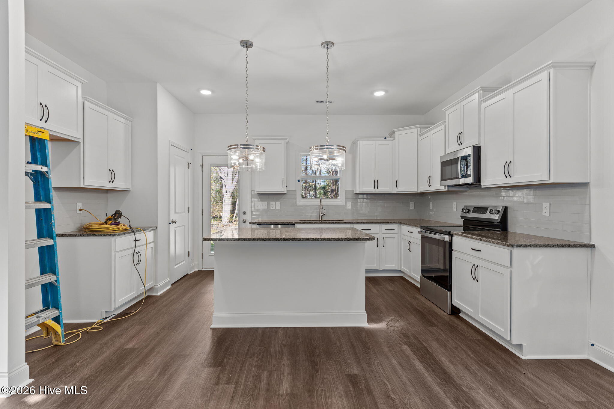 100528695 | Photo 22