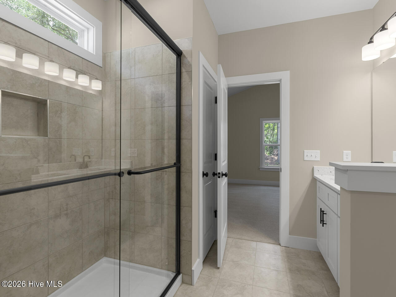 100547576 | Photo 25