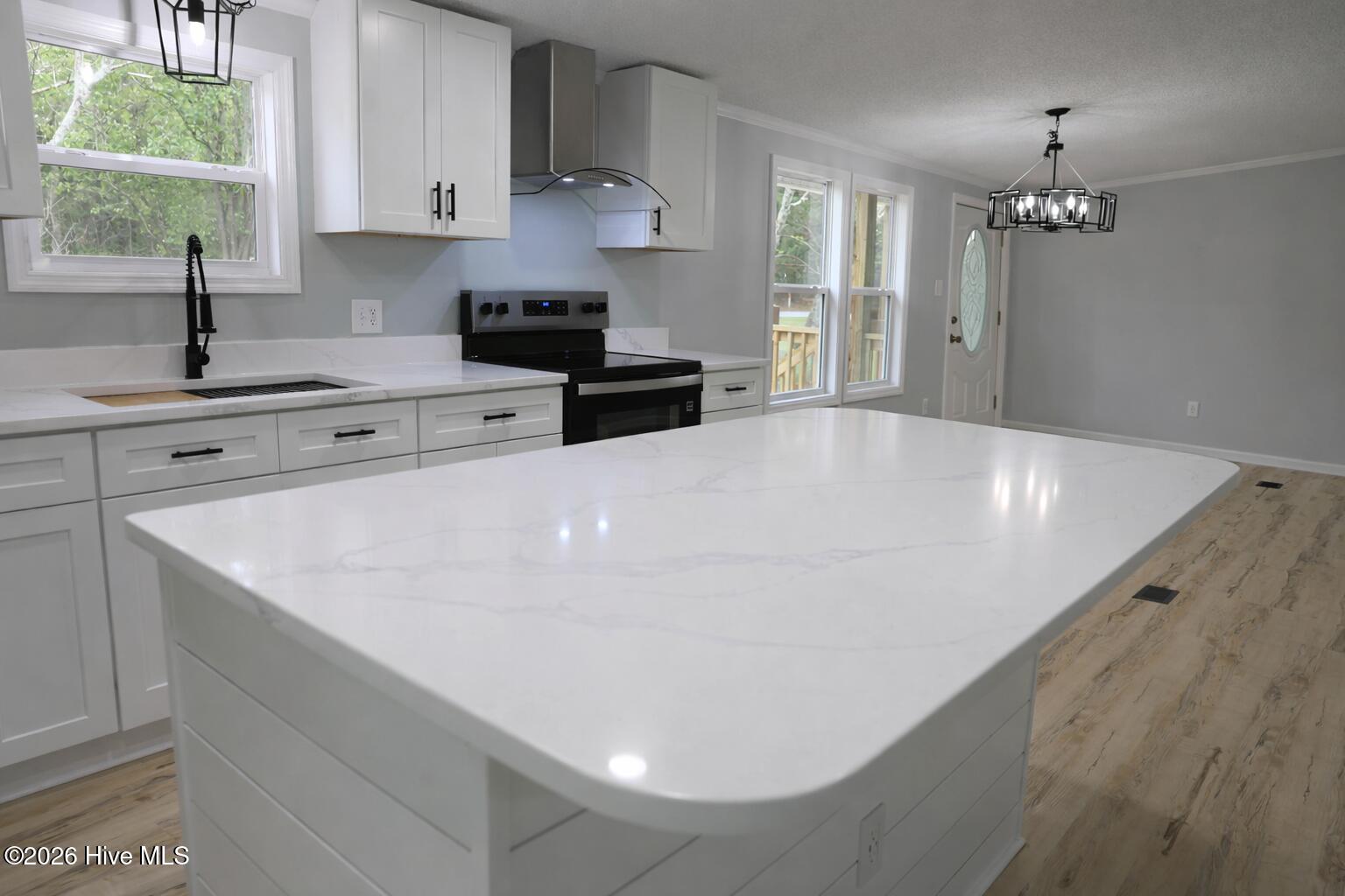 100567859 | Photo 18