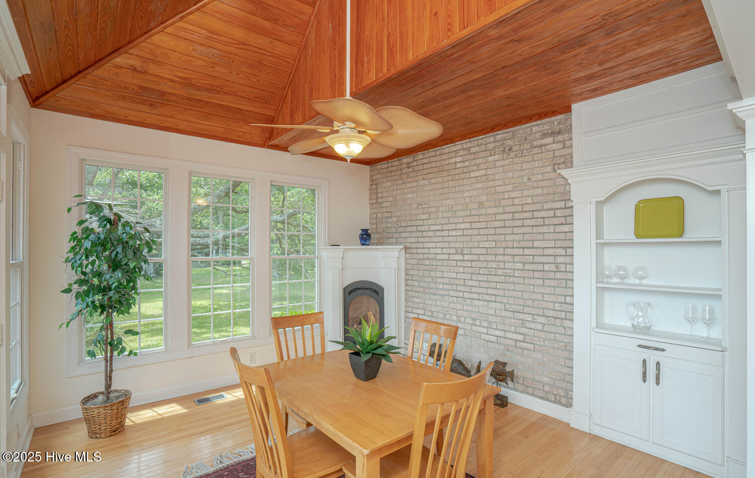 100510807 | Photo 19