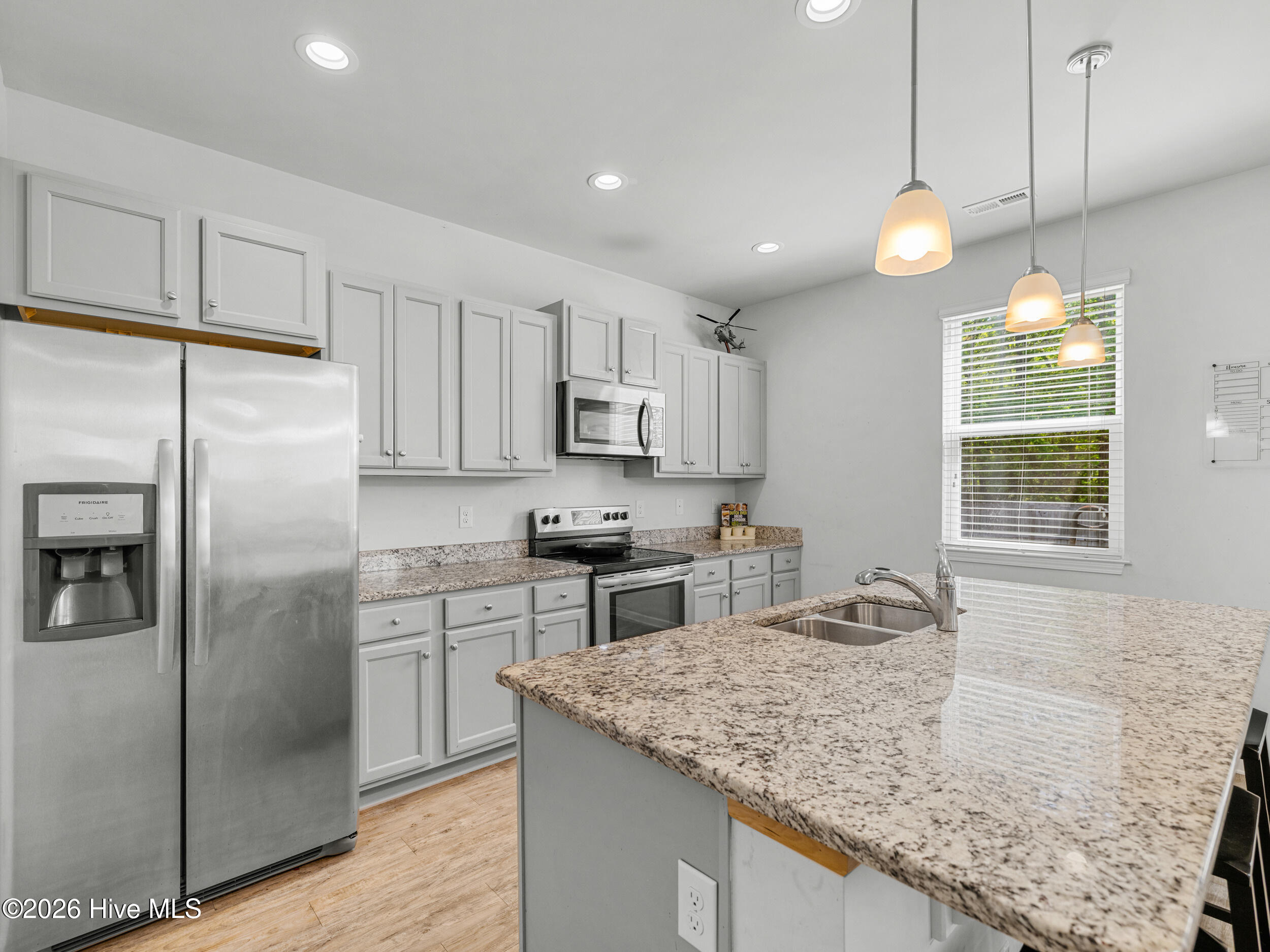 100567072 | Photo 16