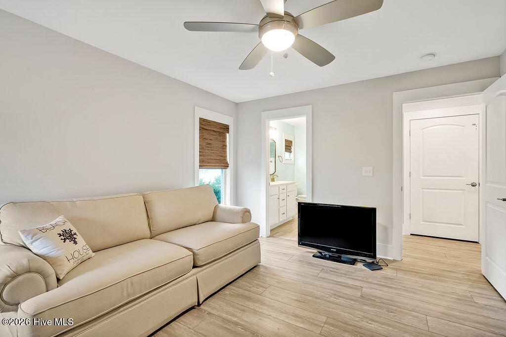 100561001 | Photo 12