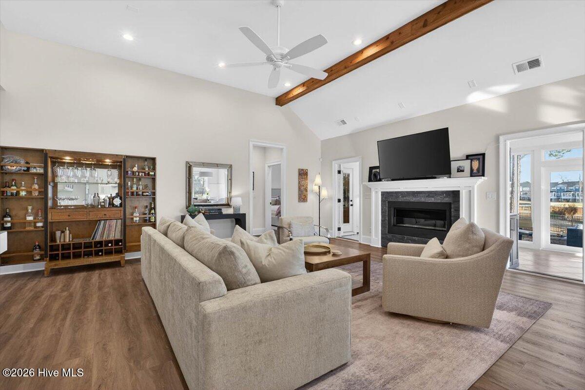 100548349 | Photo 17