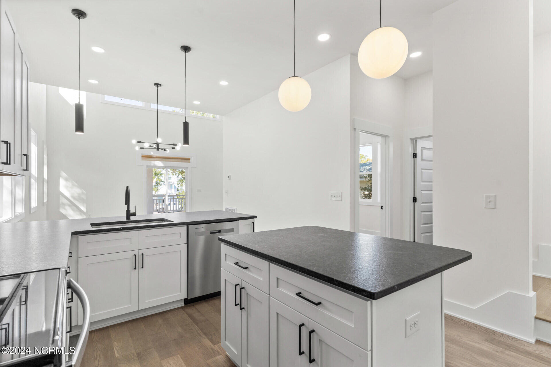 100549617 | Photo 12