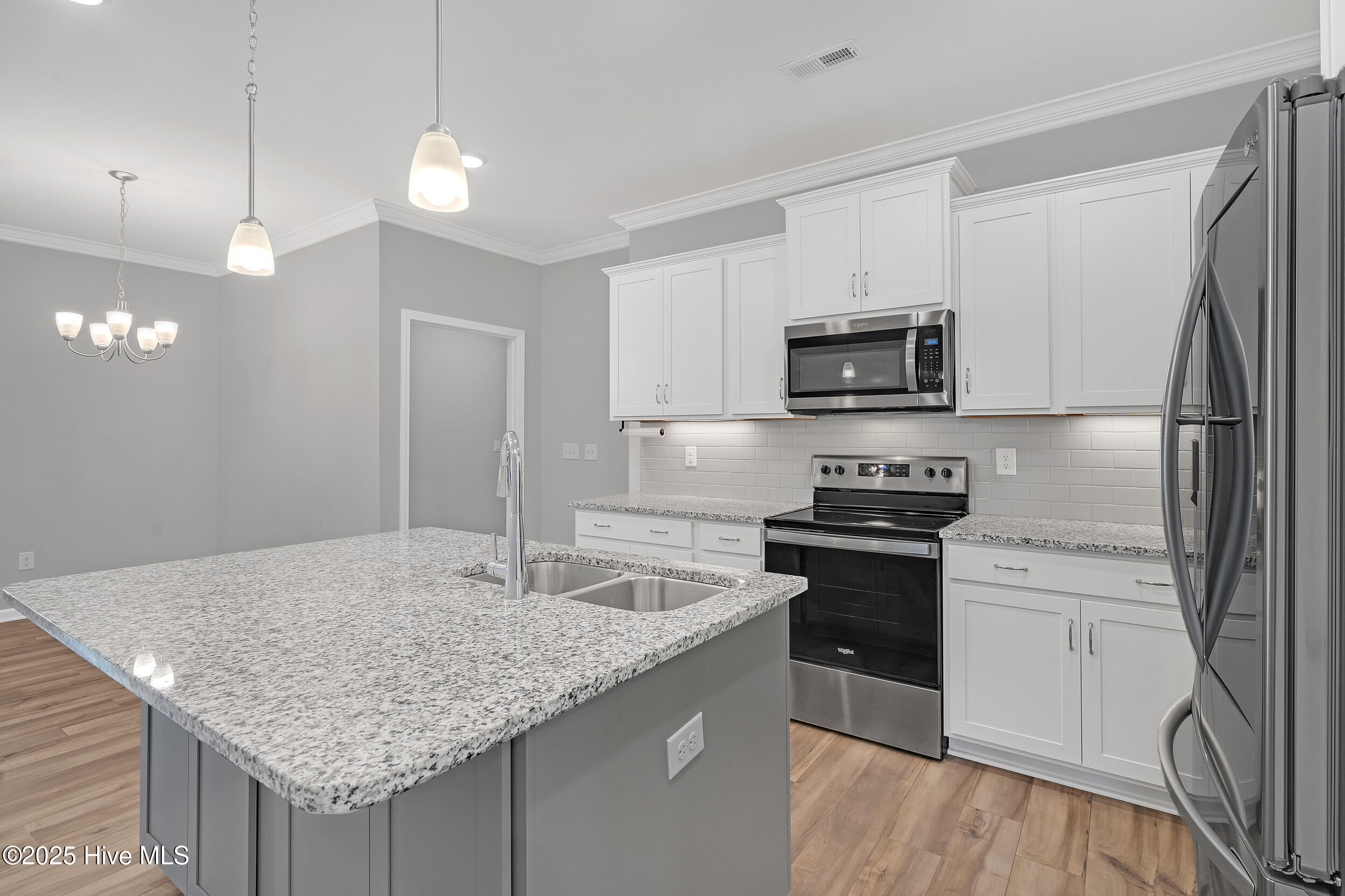 100544849 | Photo 13