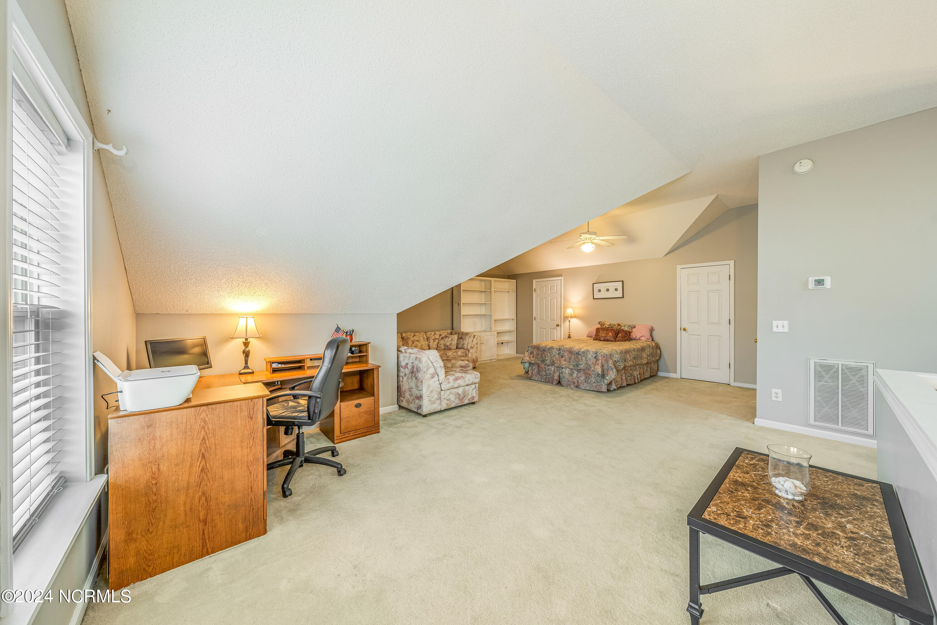 100568479 | Photo 24