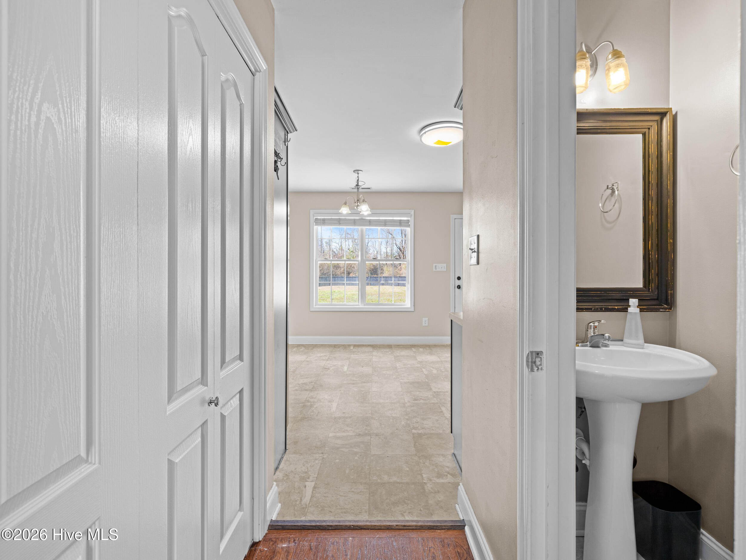 100549292 | Photo 24