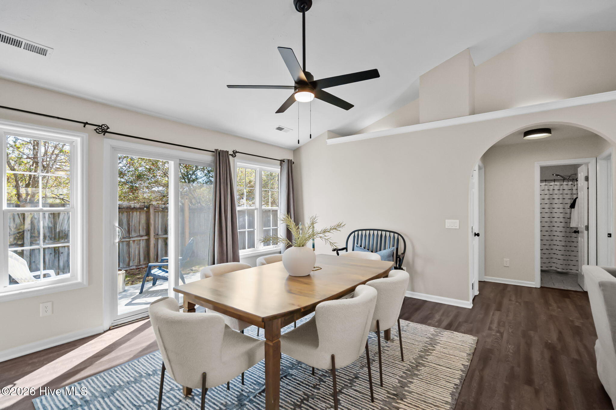 100556215 | Photo 23