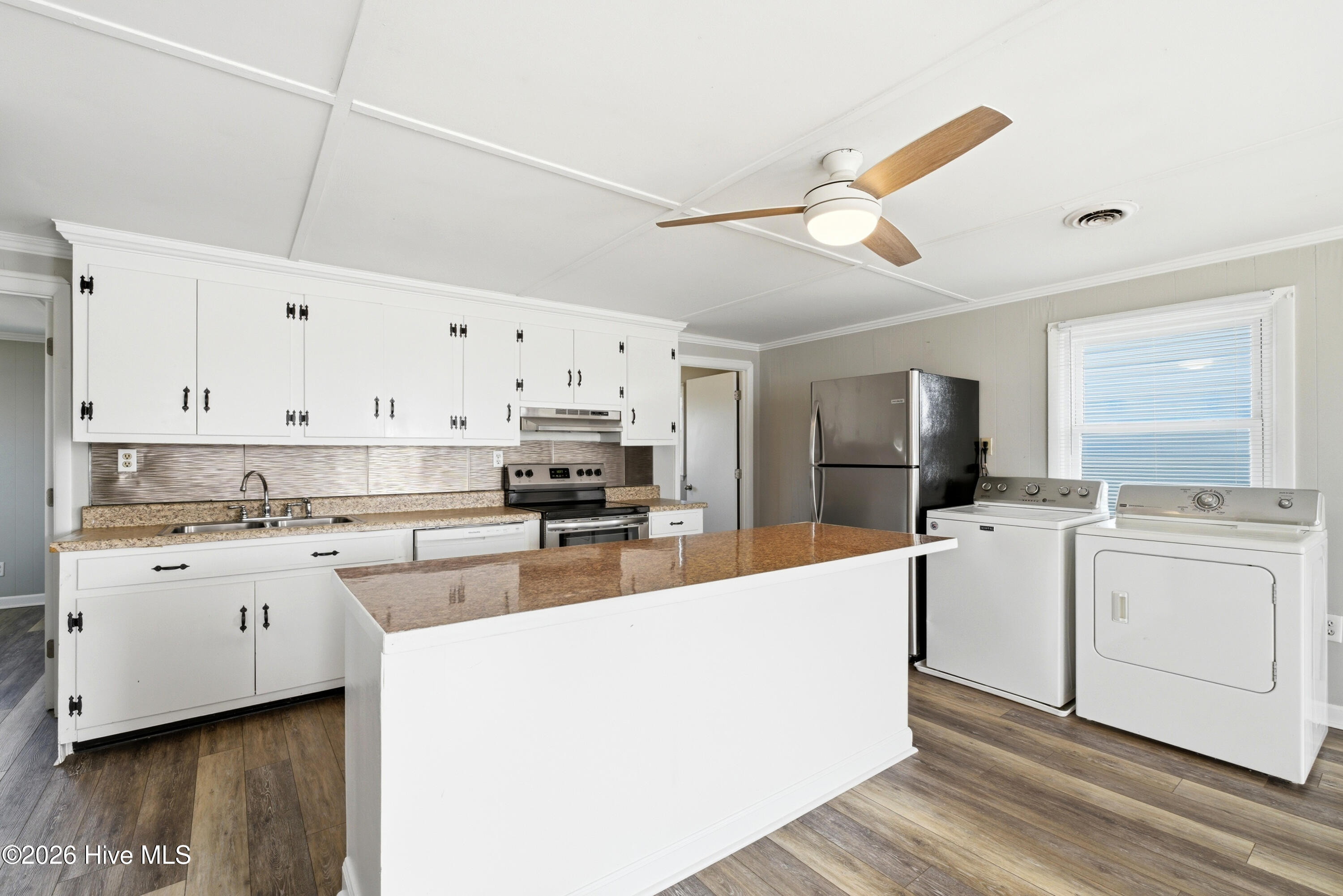 100557870 | Photo 26