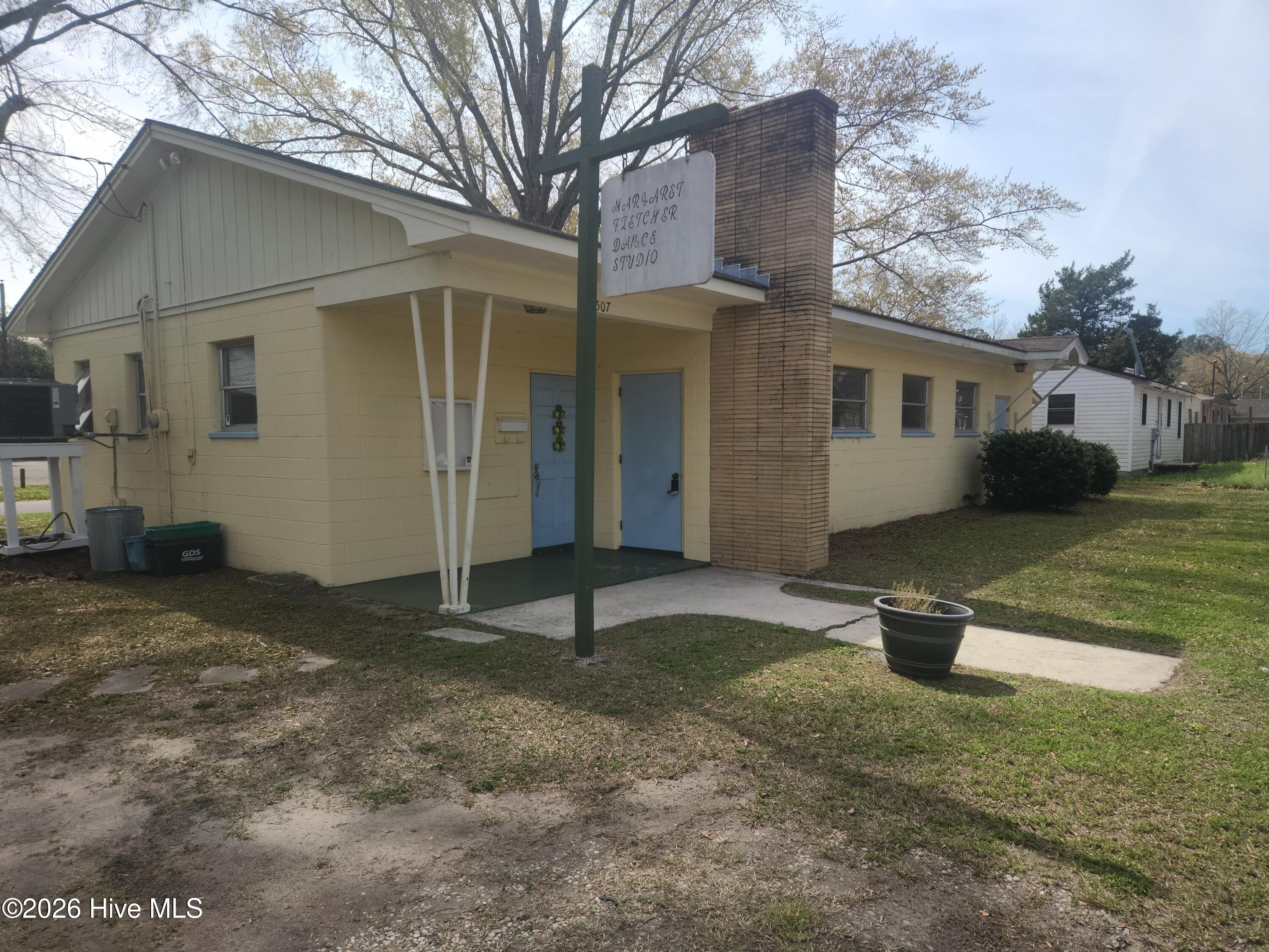 121 W Barnard Street, Glennville, GA, 30427