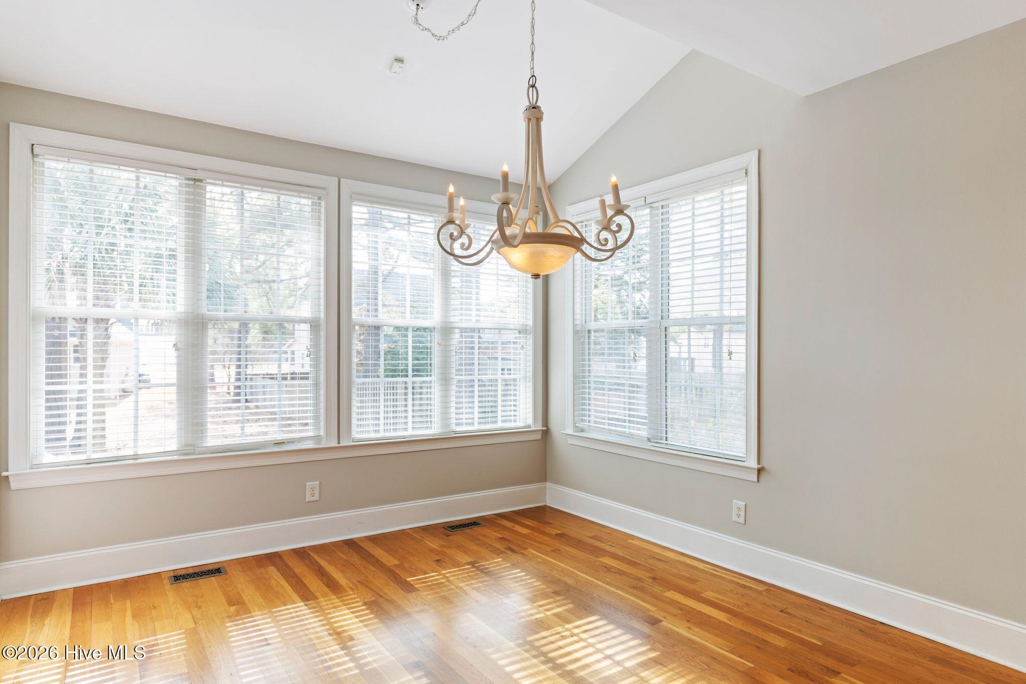 100553307 | Photo 29