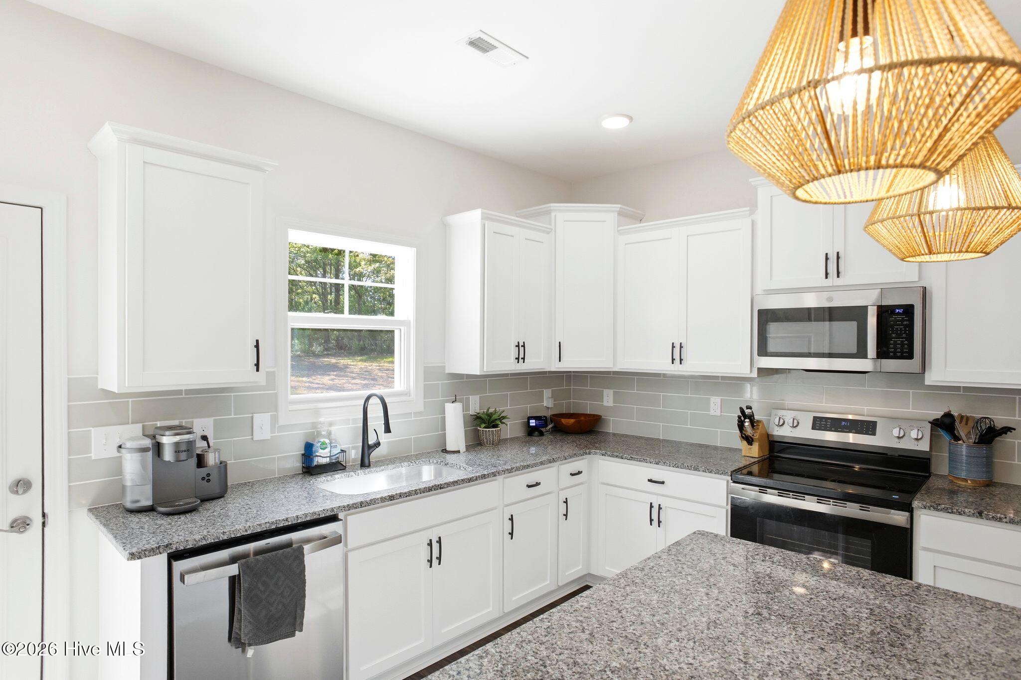 100568135 | Photo 24