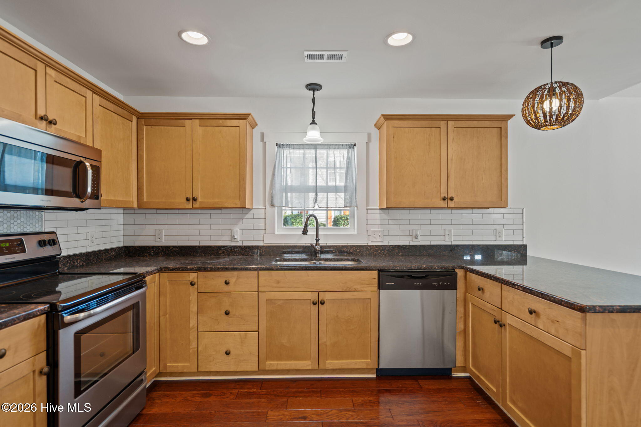 100559197 | Photo 24