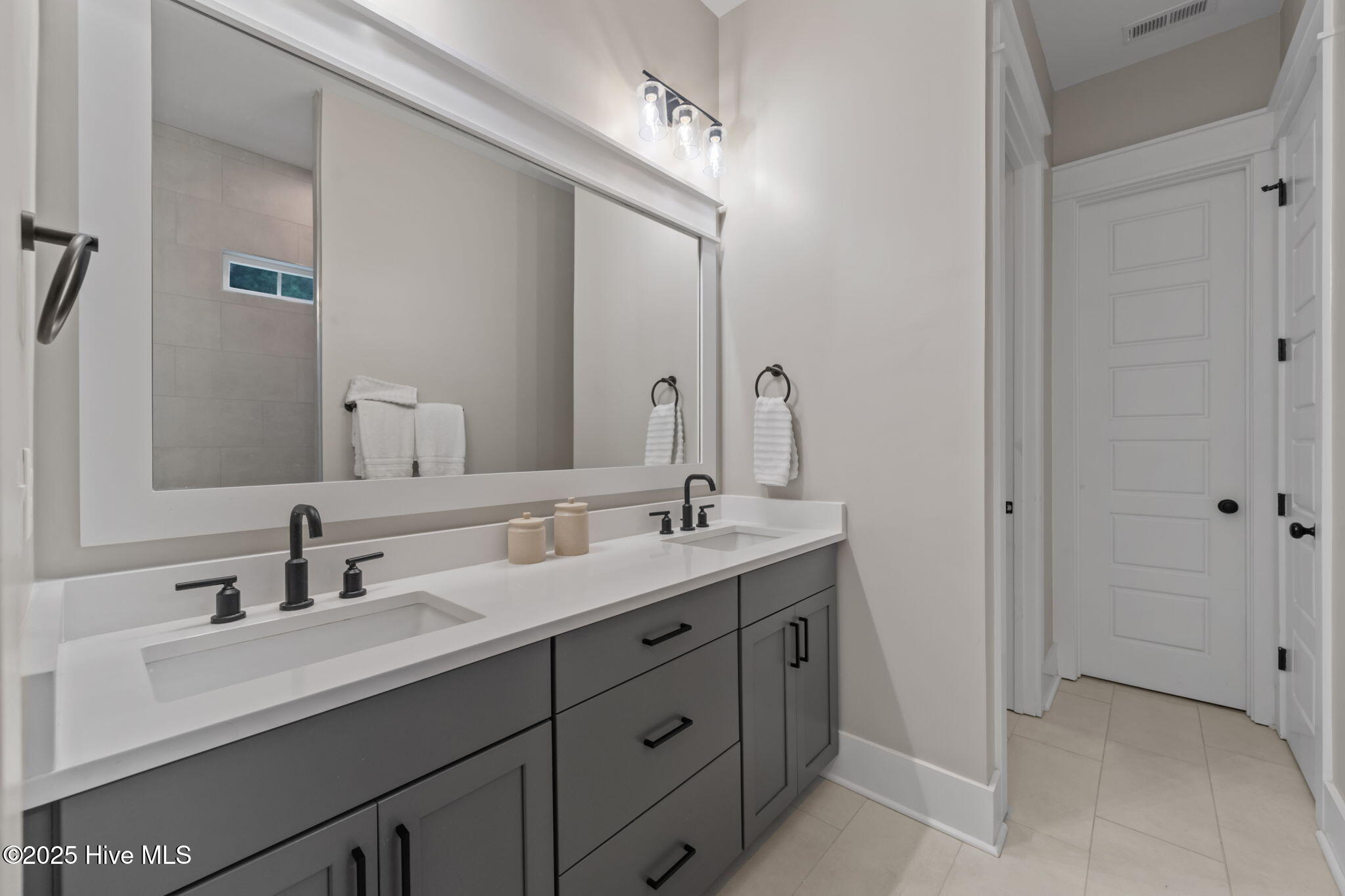 100535671 | Photo 23