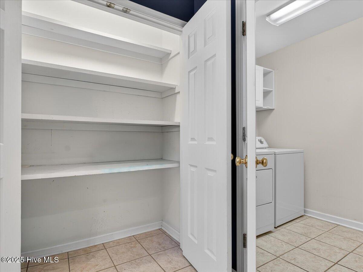 100537242 | Photo 23