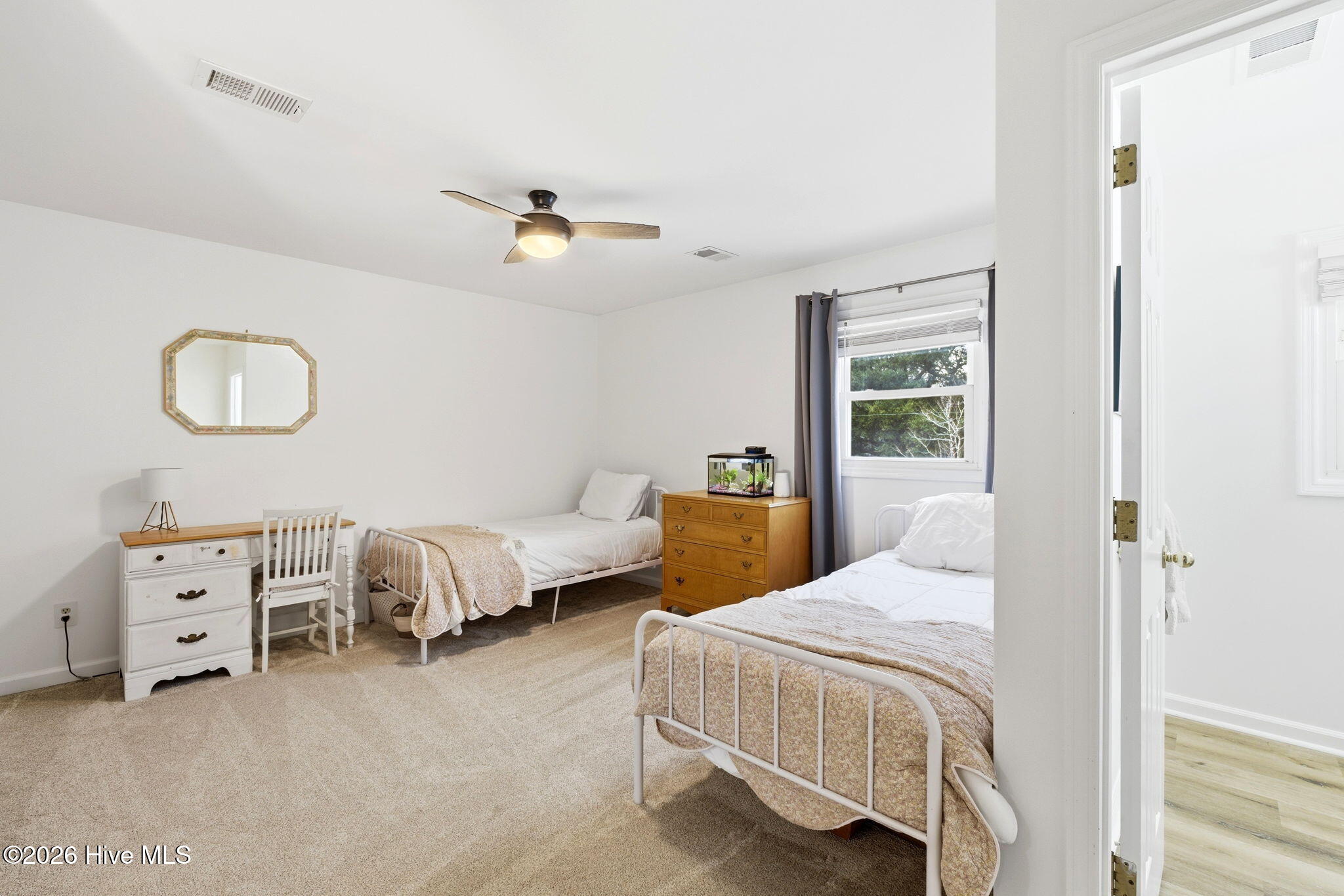 100557062 | Photo 24