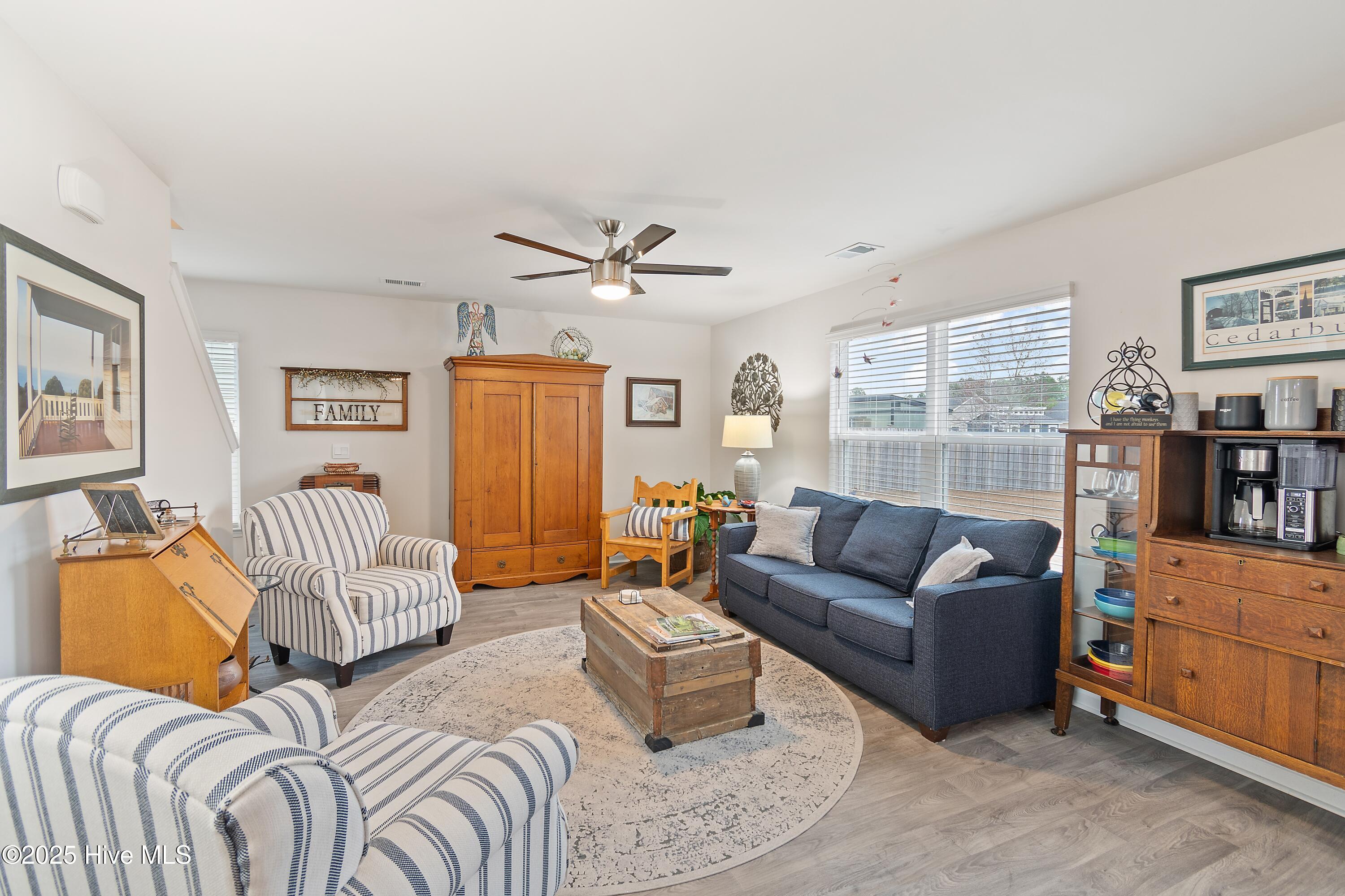566 Pinecrest Street NW, Shallotte, NC 28470 – photo 12: Living Room