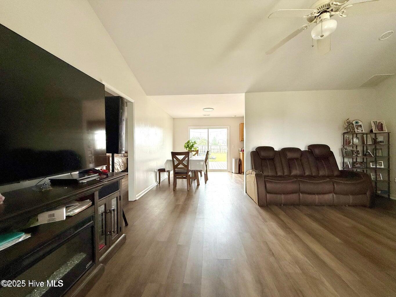 100528978 | Photo 30