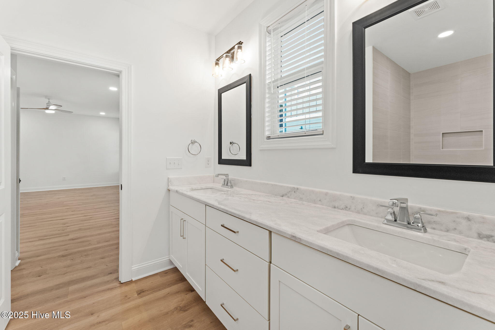 100539772 | Photo 38