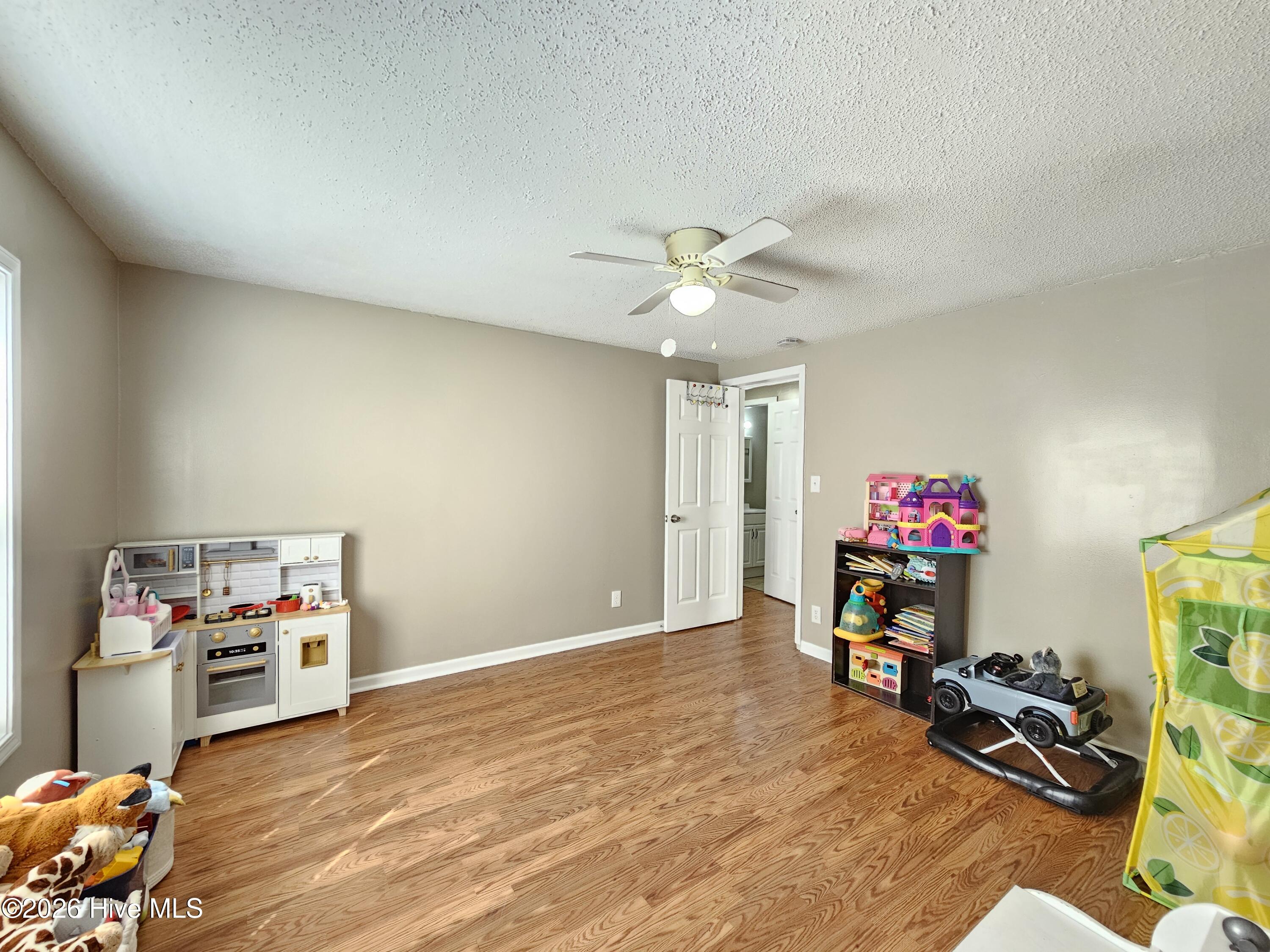 100561319 | Photo 40