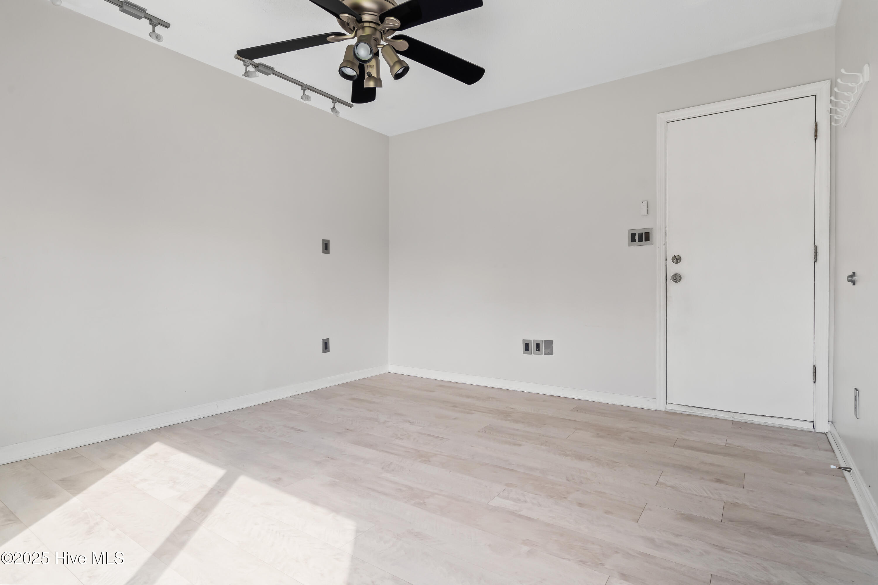 100566648 | Photo 12