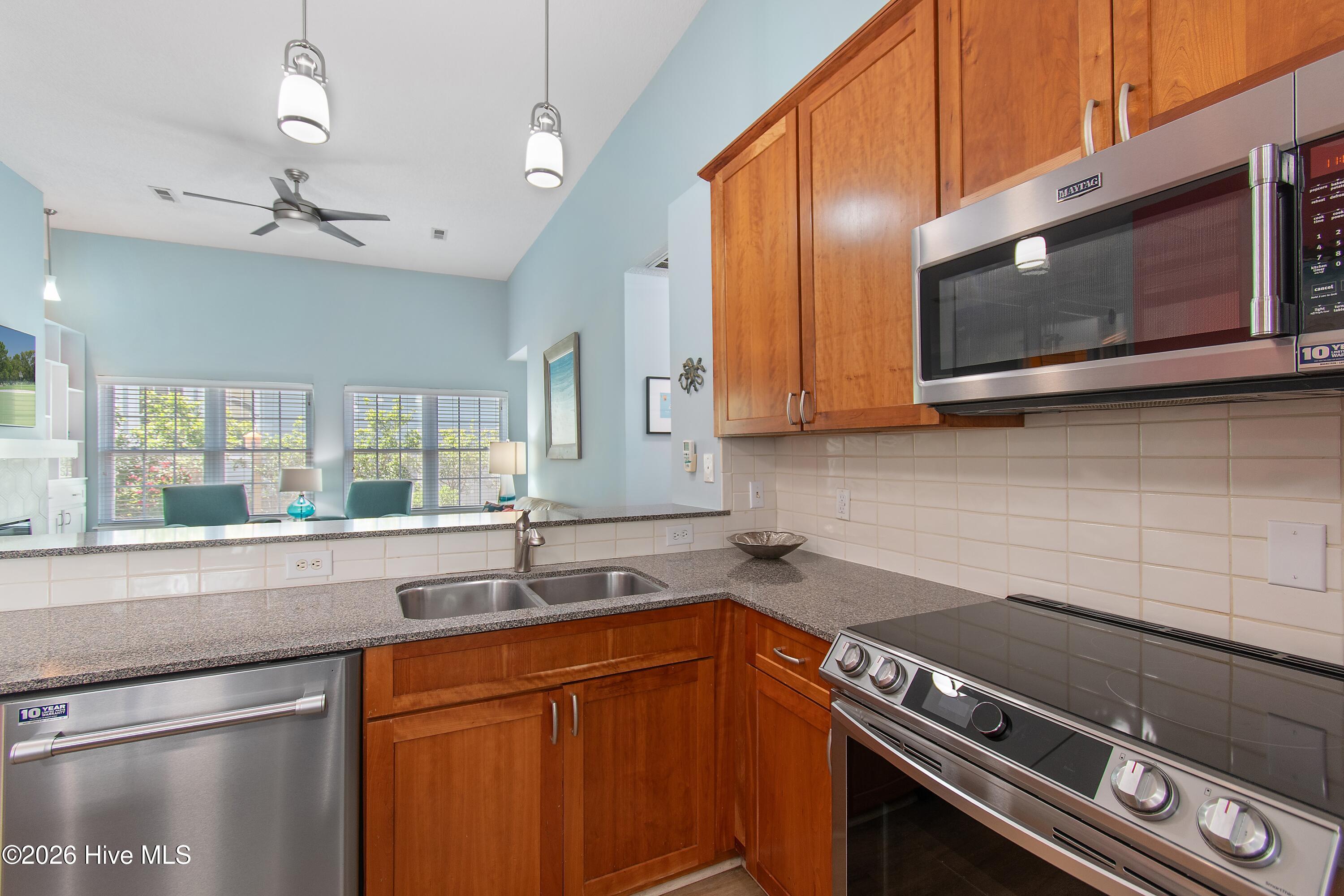 100570489 | Photo 34