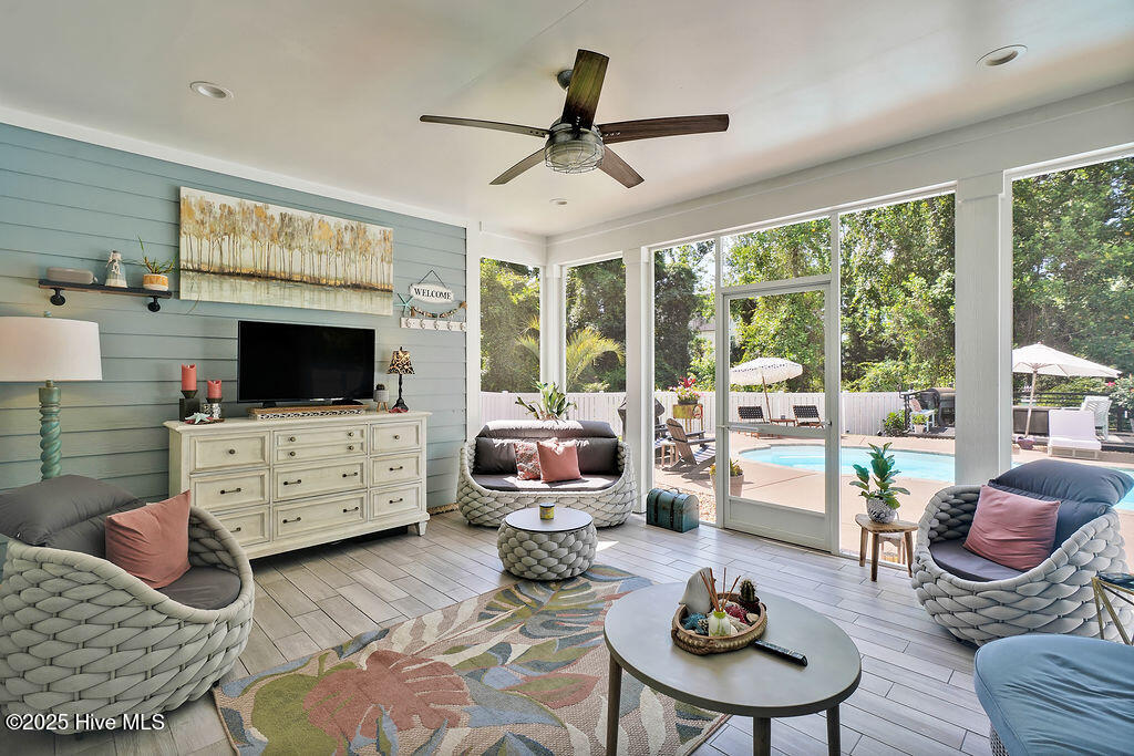 100518744 | Photo 33