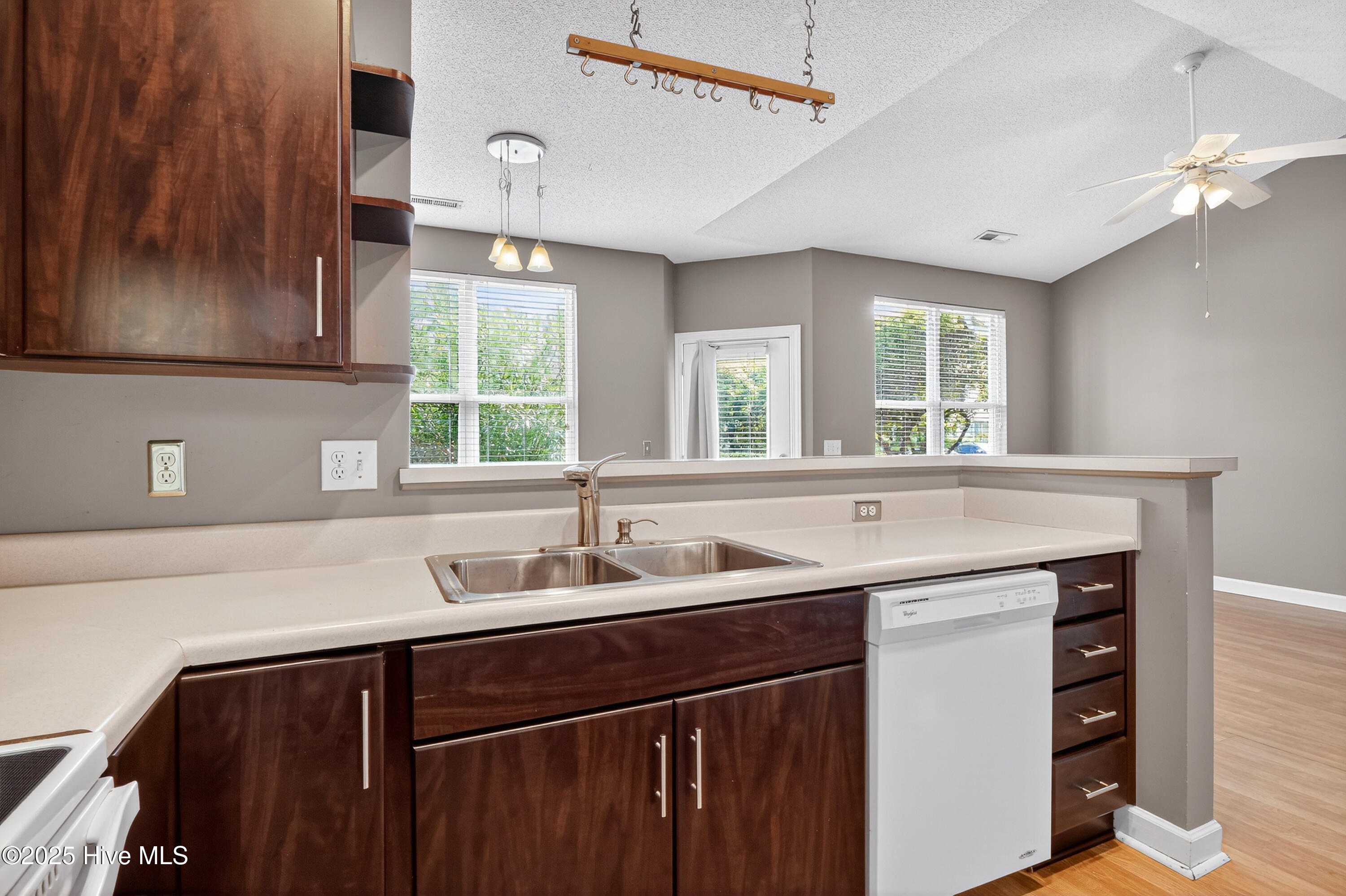 100526304 | Photo 13