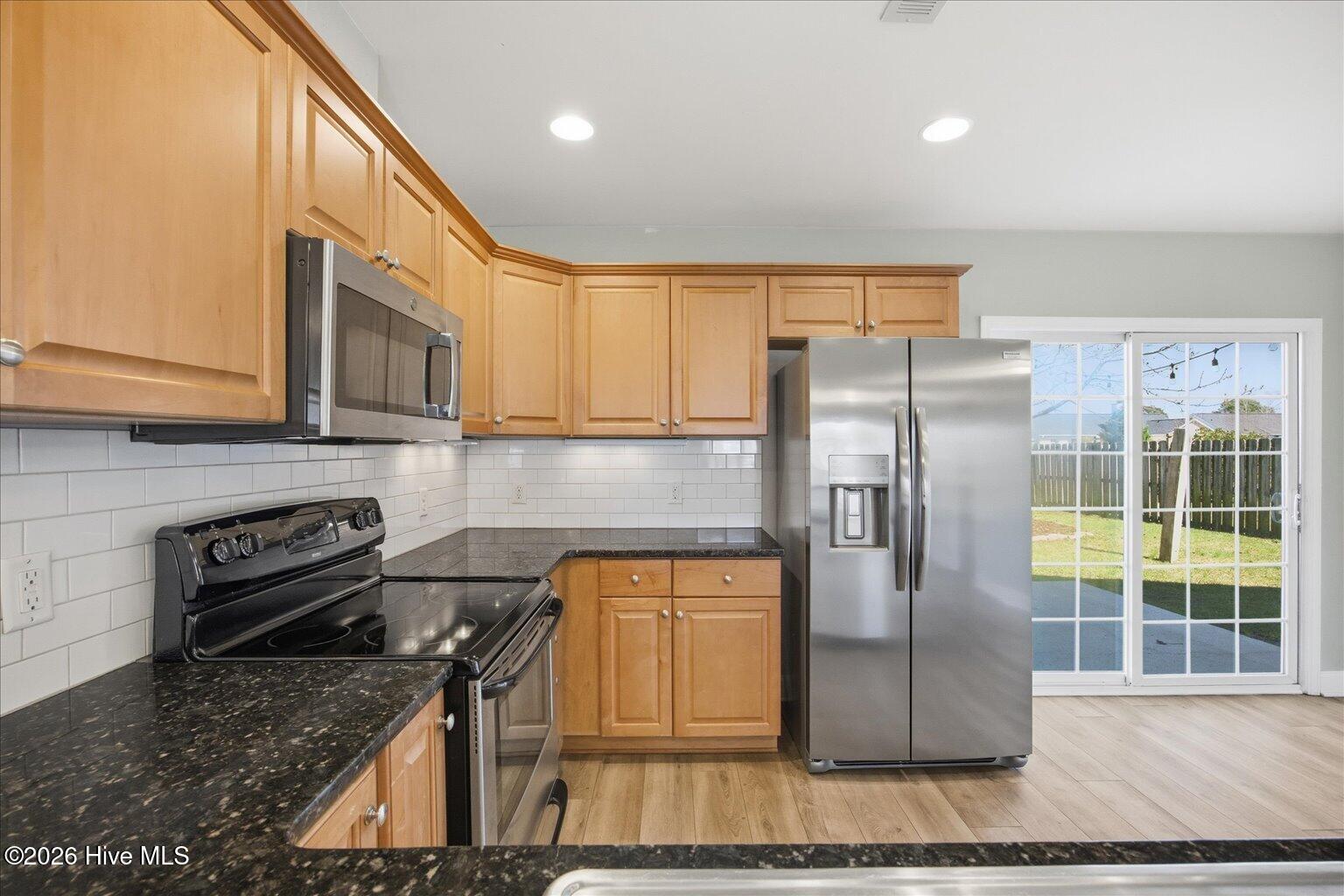 100561166 | Photo 16