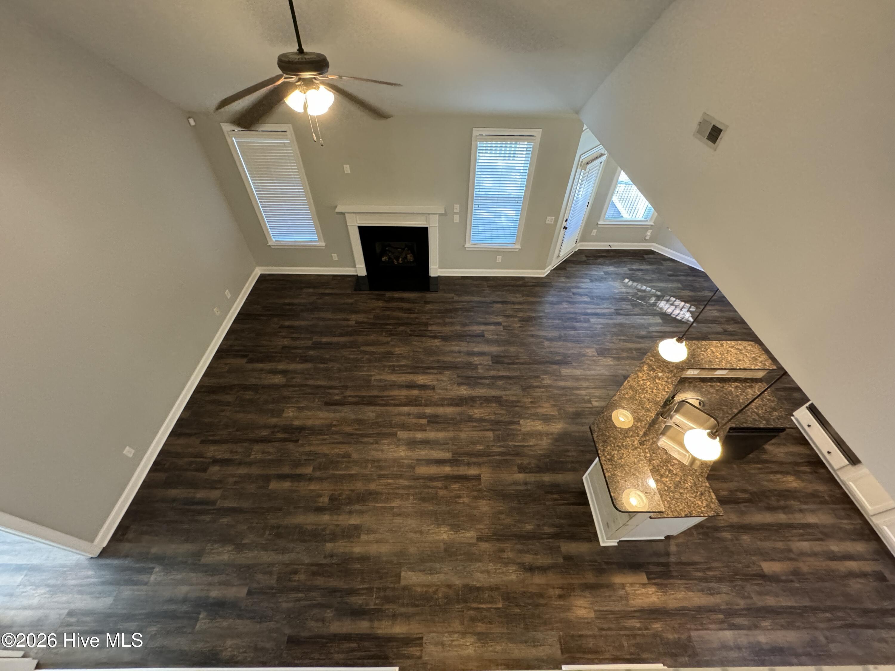 100568585 | Photo 27