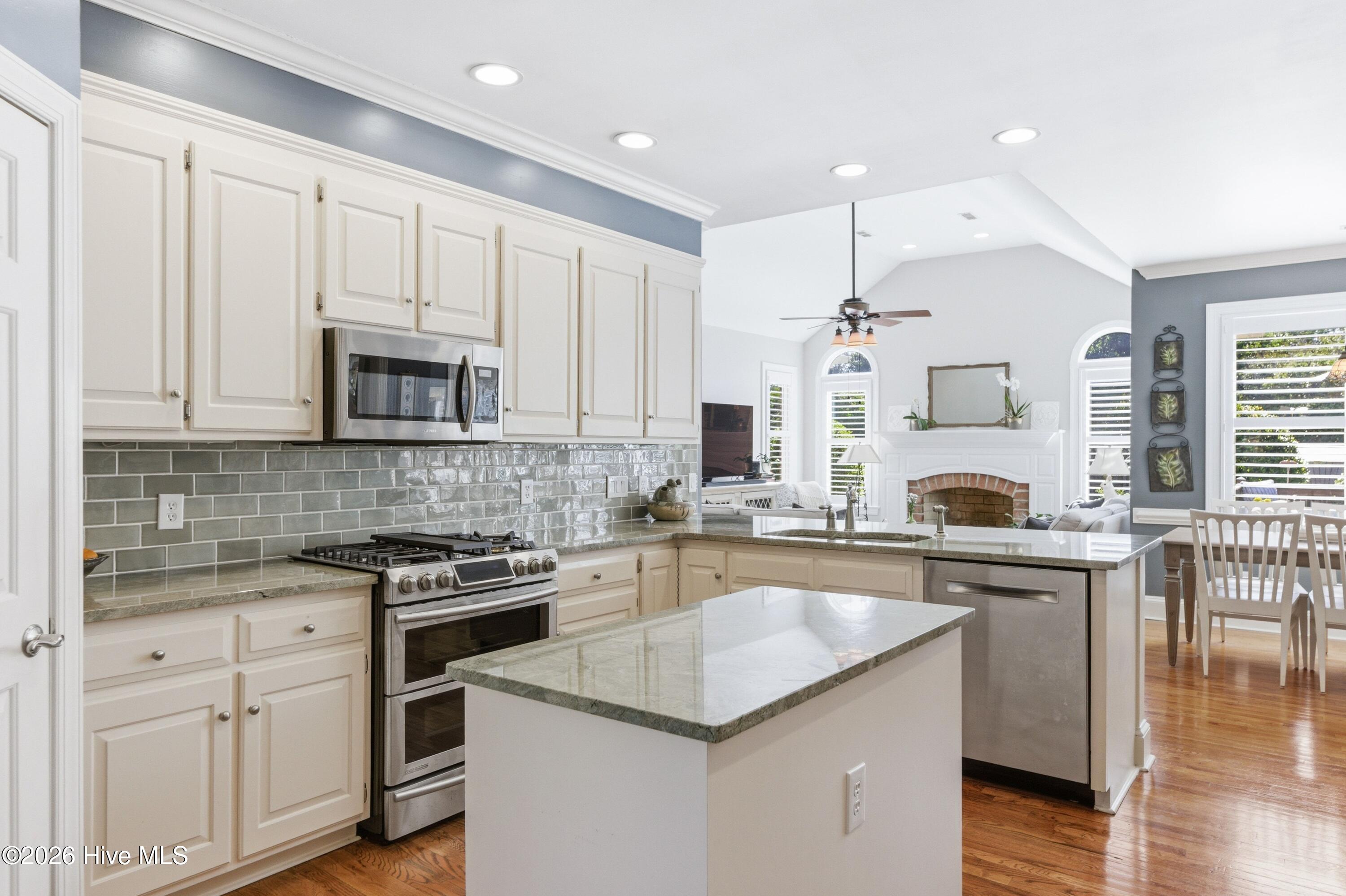 100568689 | Photo 14