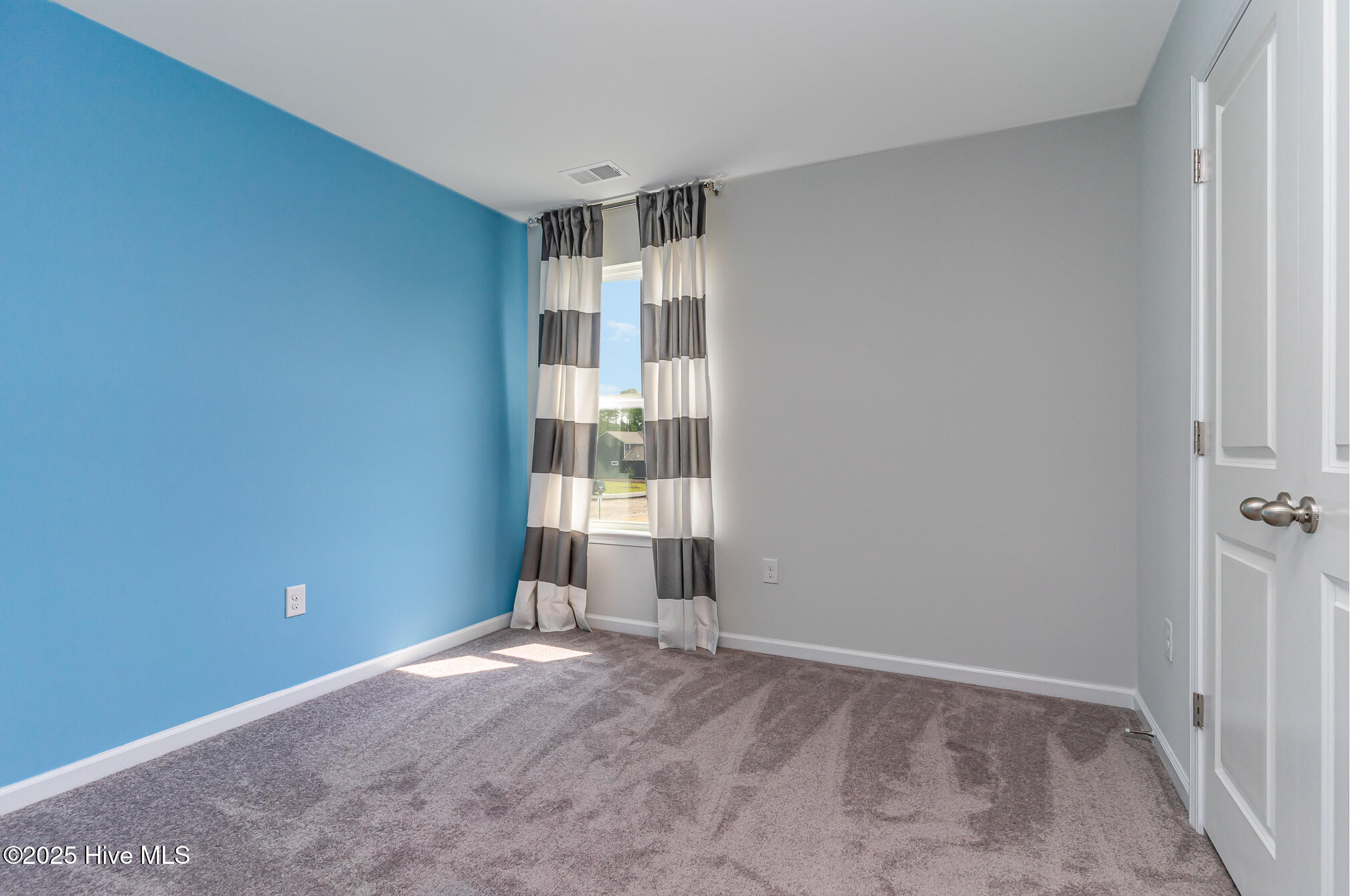 100549838 | Photo 27