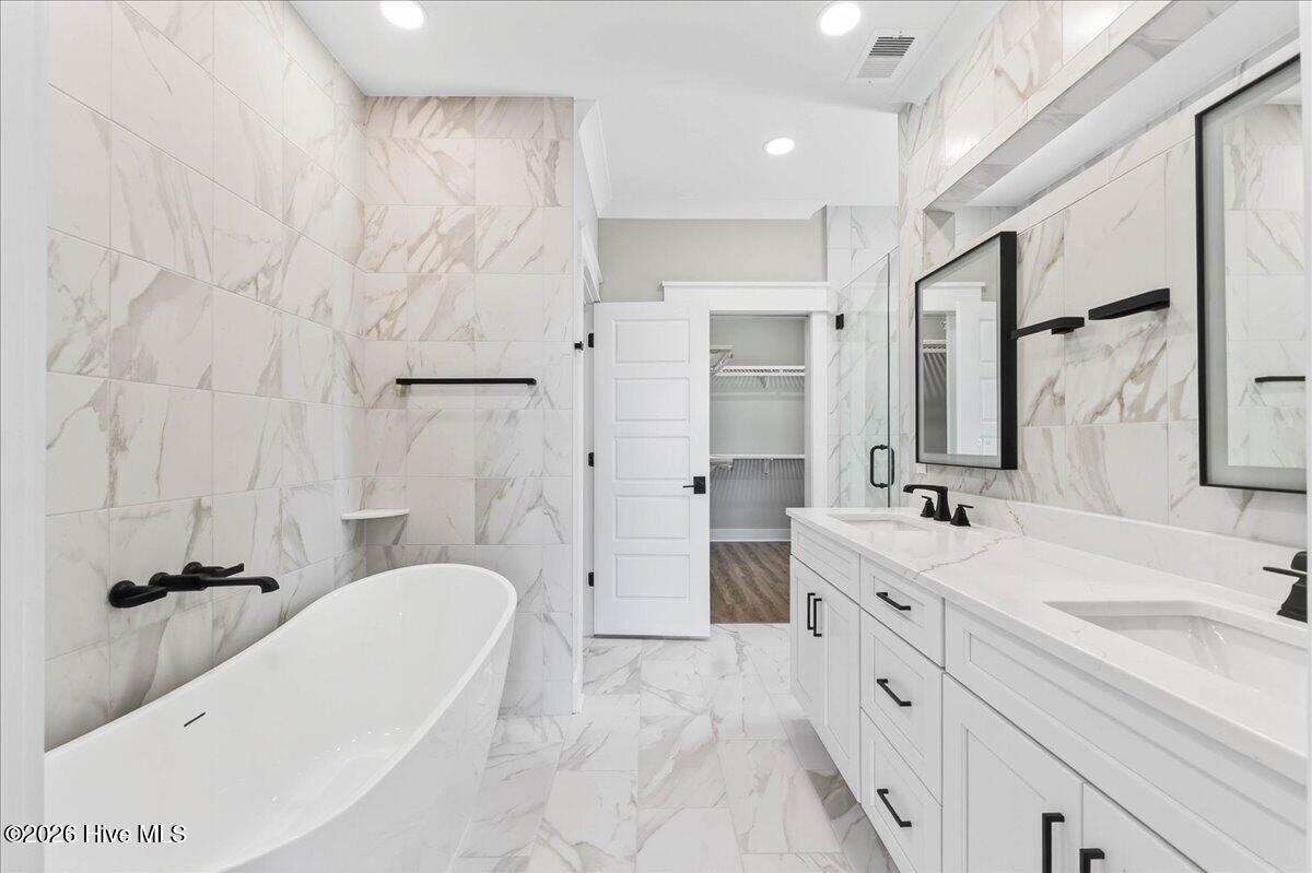 100562322 | Photo 21