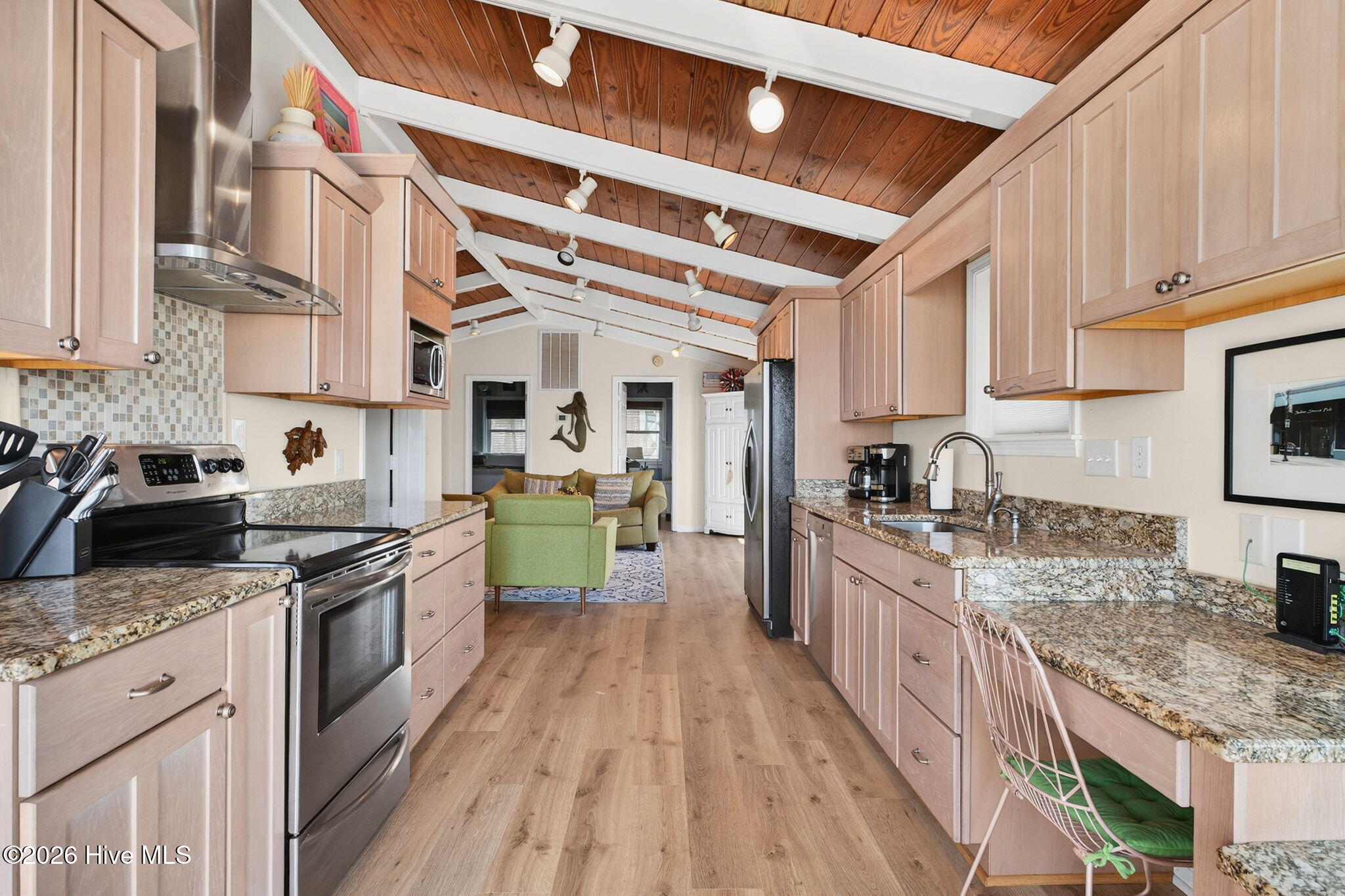 100559967 | Photo 24