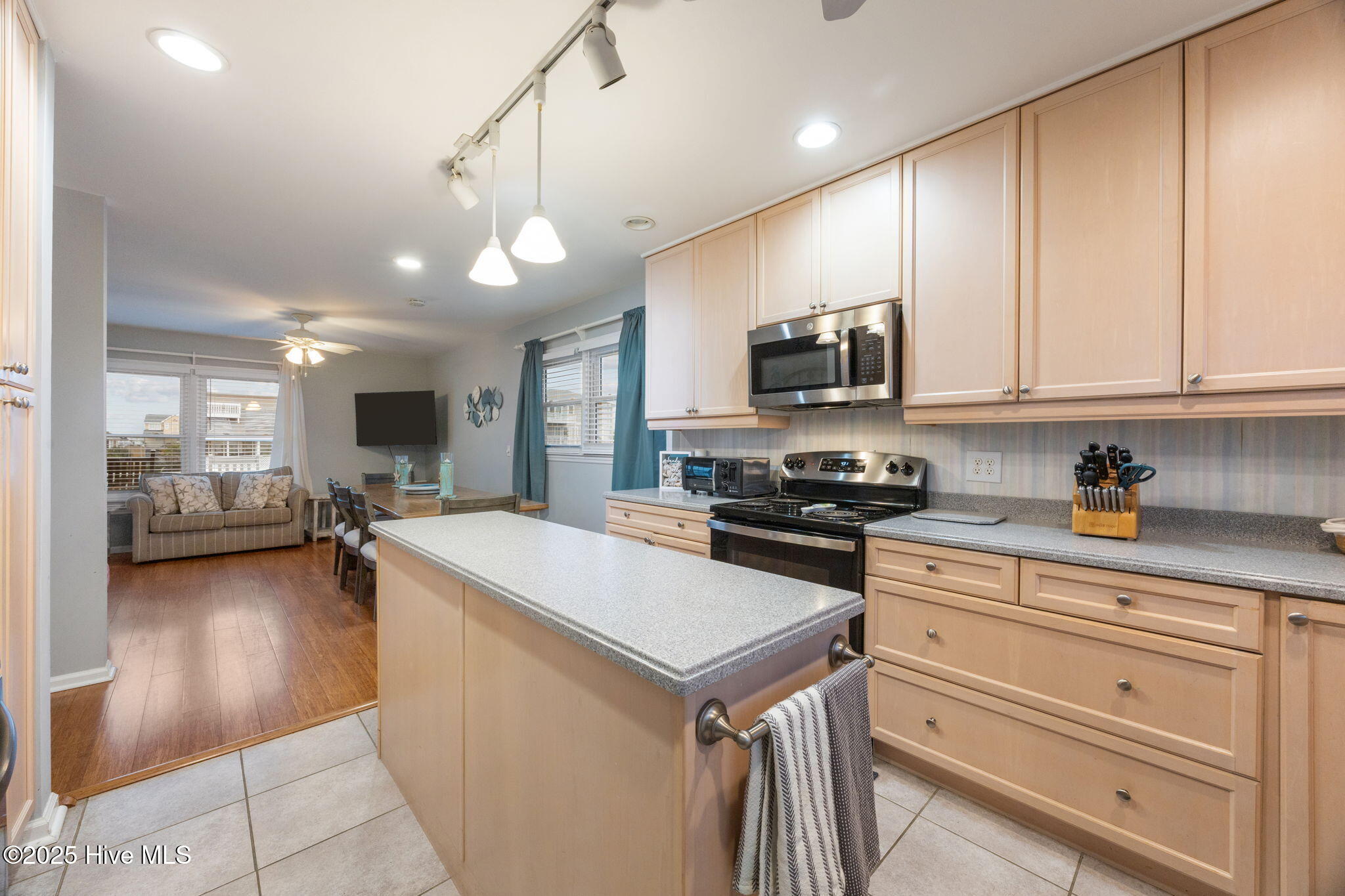 100542985 | Photo 33