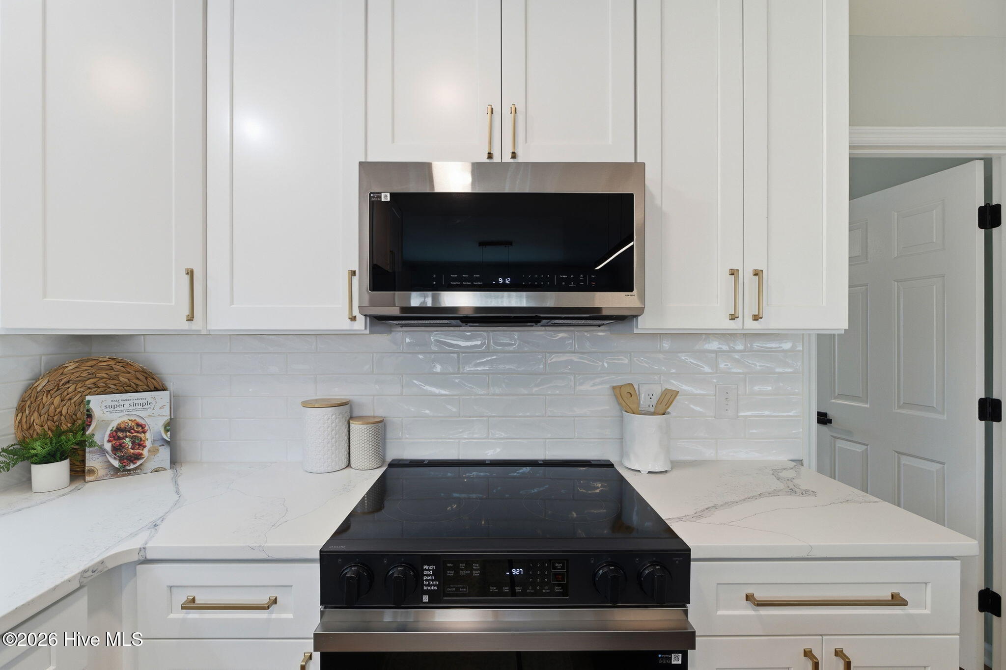 100557260 | Photo 21