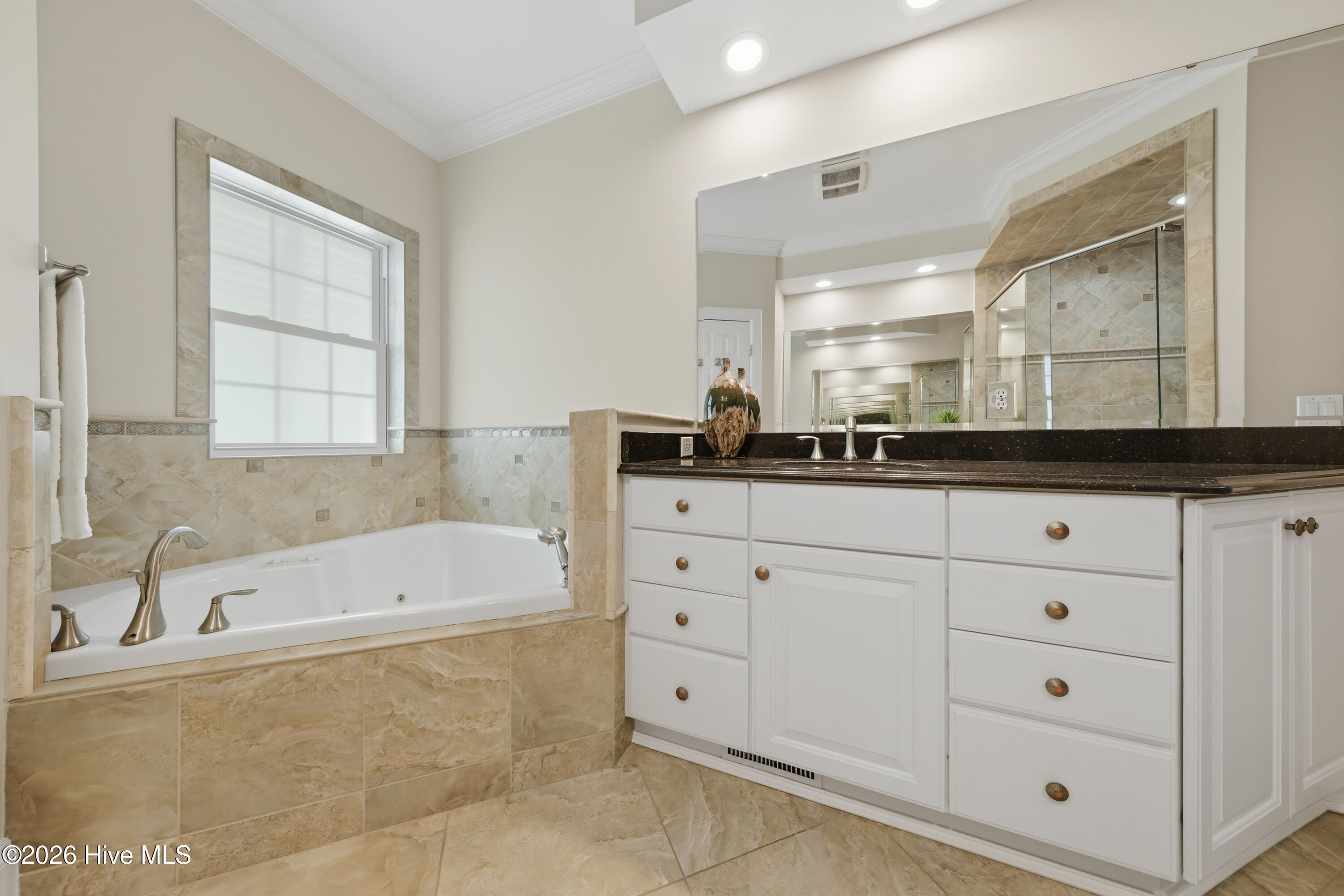 100579802 | Photo 42