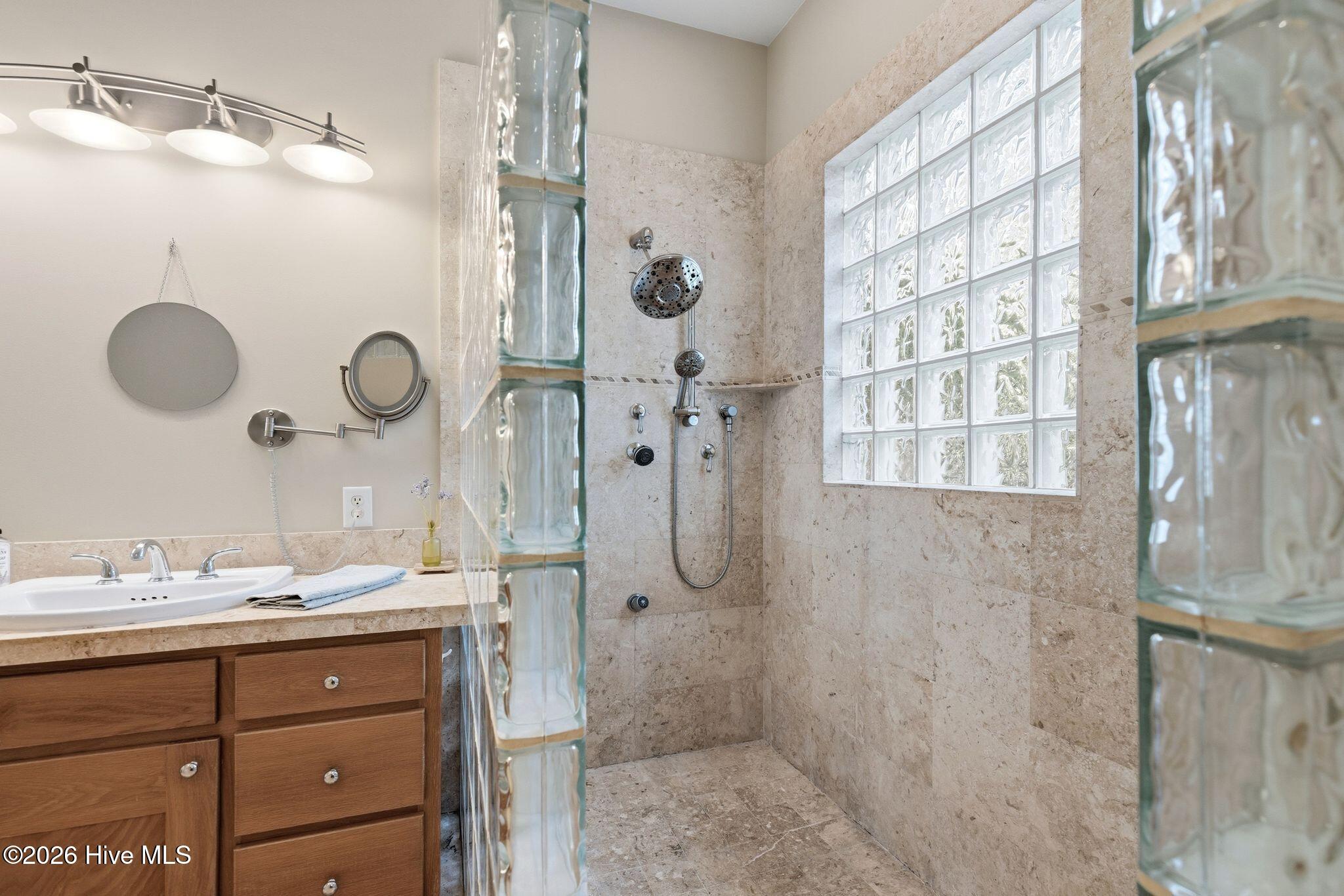 100555834 | Photo 89