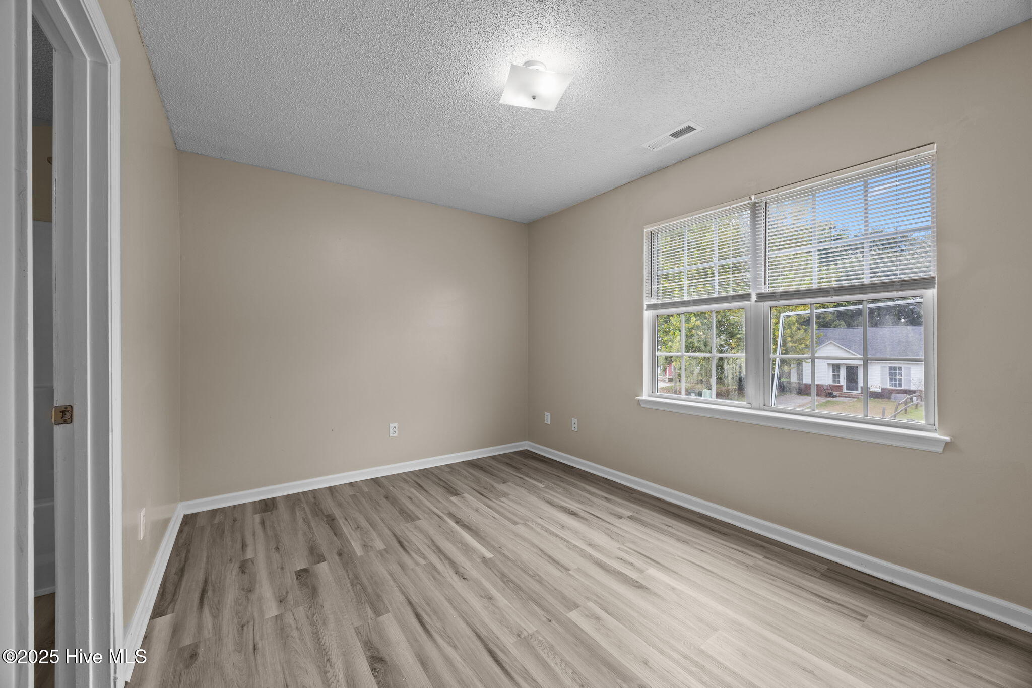 100525810 | Photo 11